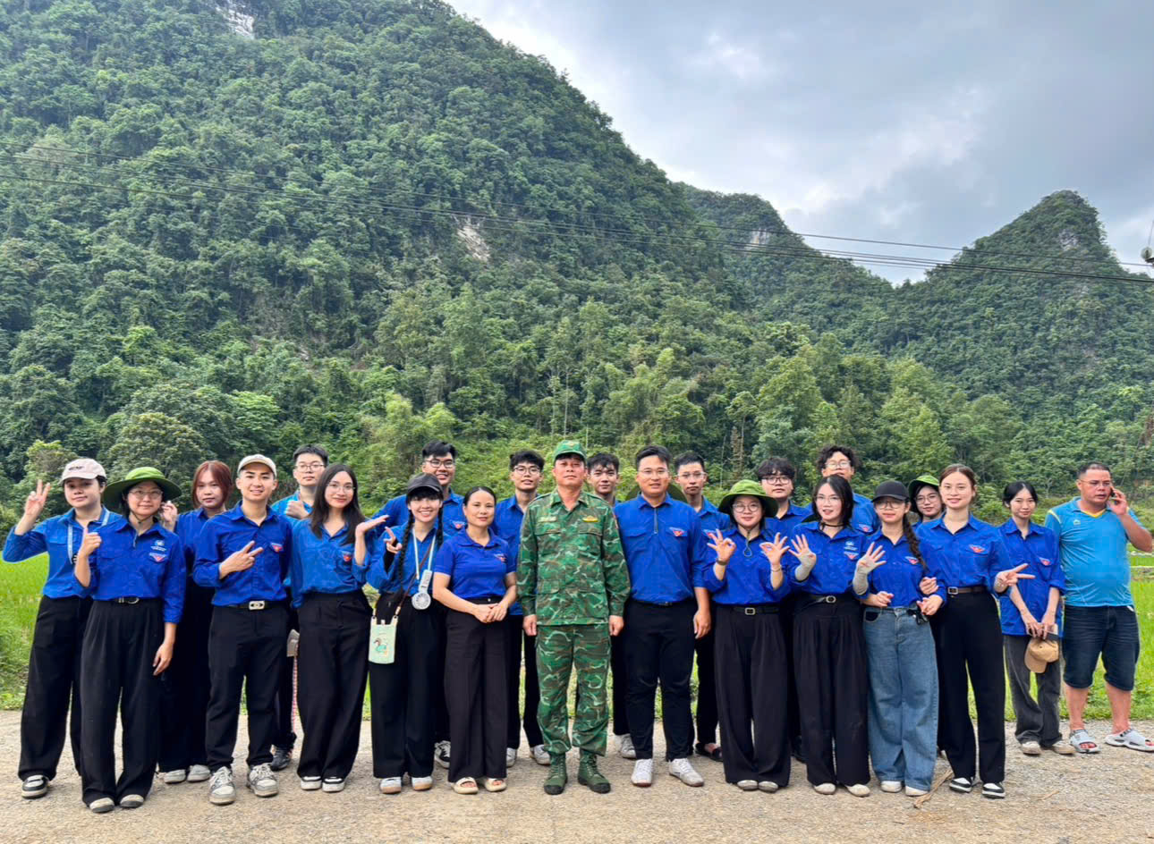 Ảnh: Kỷ niệm của sinh vi&ecirc;n Học viện Ng&acirc;n h&agrave;ng c&ugrave;ng UBND x&atilde; Trường H&agrave;, C&ocirc;ng an x&atilde; Trường H&agrave;, Ban Chỉ huy Qu&acirc;n sự x&atilde; Trường H&agrave;, Đồn Bi&ecirc;n ph&ograve;ng Cửa khẩu P&aacute;c B&oacute; v&agrave; Trạm Bi&ecirc;n ph&ograve;ng Hồng Việt
