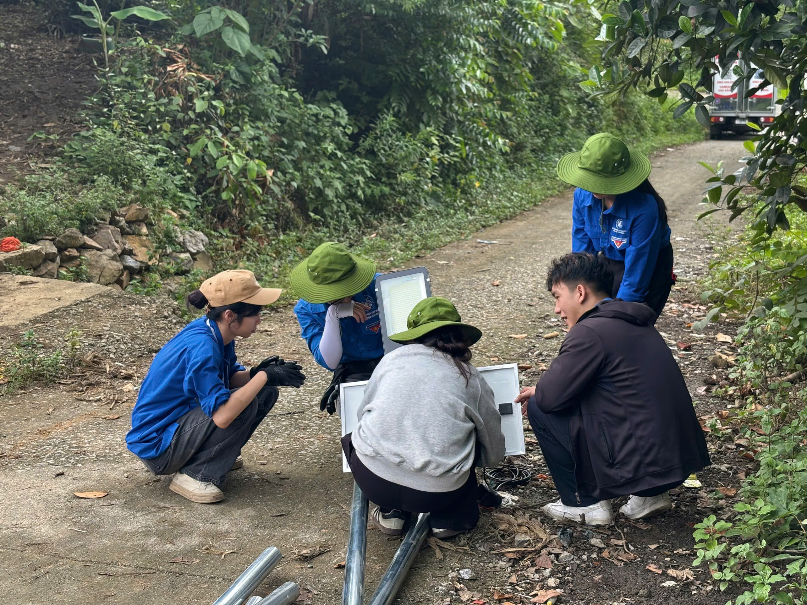 Ảnh c&aacute;c bạn sinh vi&ecirc;n chung tay lắp r&aacute;p đ&egrave;n