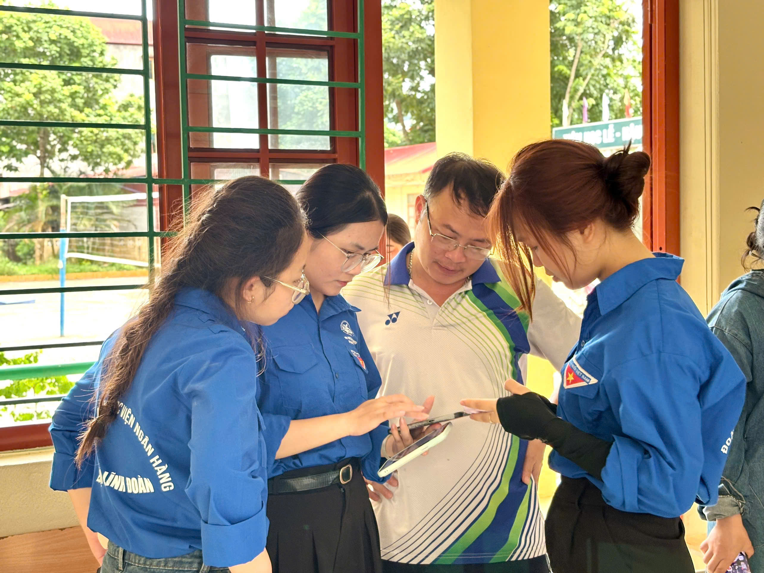 Ảnh sinh vi&ecirc;n hỗ trợ người d&acirc;n c&agrave;i đặt VNeID v&agrave; sử dụng c&aacute;c dinh vụ c&ocirc;ng trực tuyến