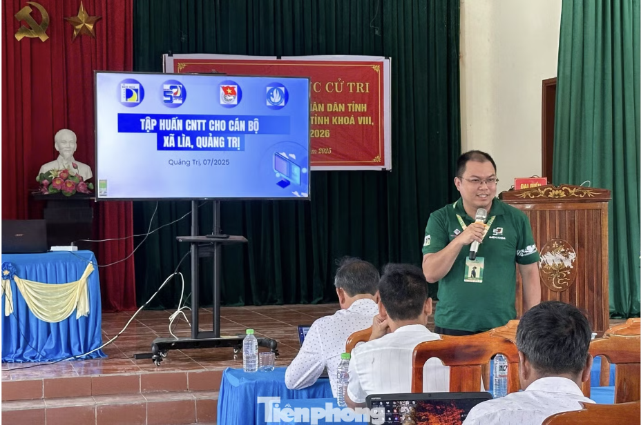 Chiến sĩ Mùa hè xanh 'cõng' lớp học số lên xã Lìa
