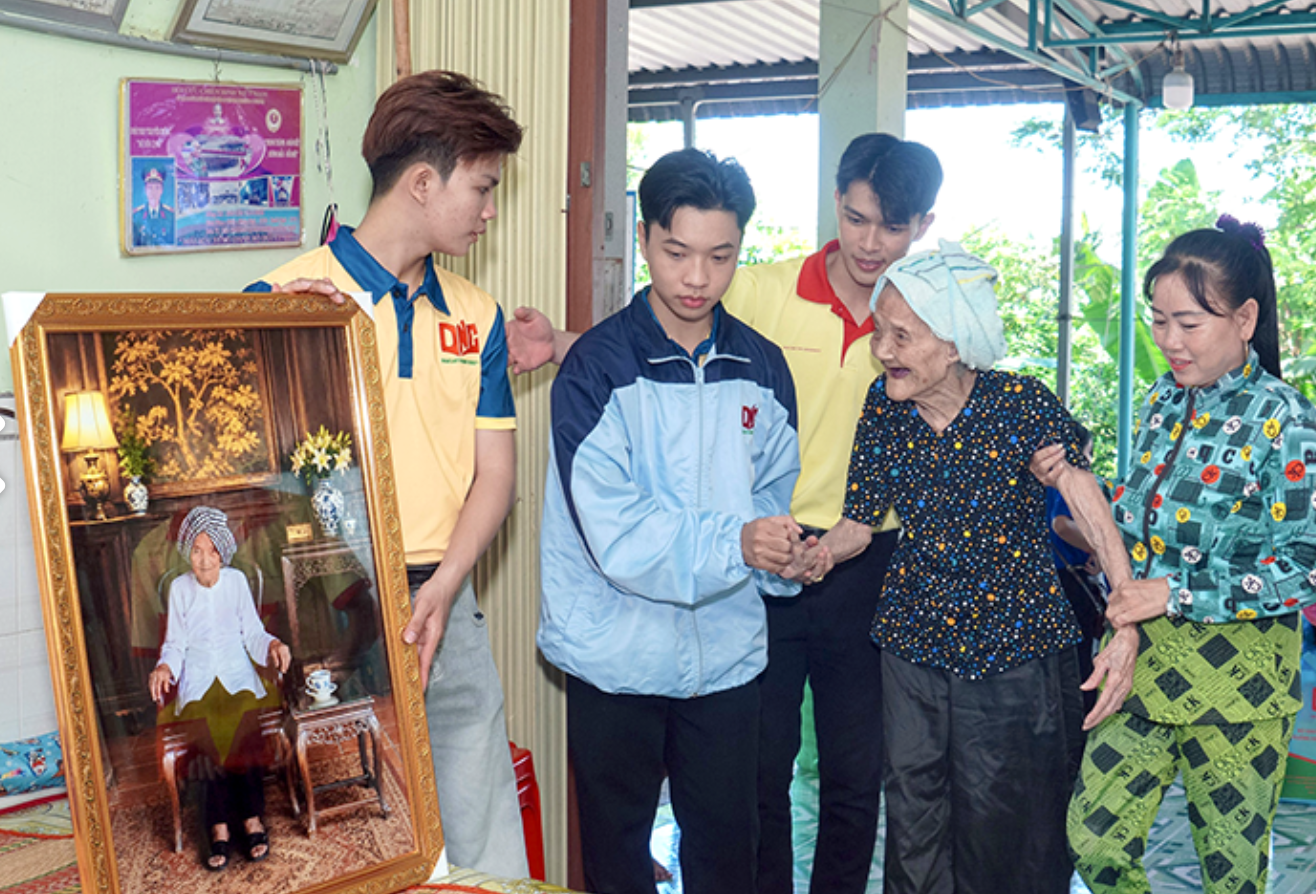 Tuổi trẻ Trường Đại học Nam Cần Thơ phục dựng ảnh liệt sĩ tặng các gia đình chính sách