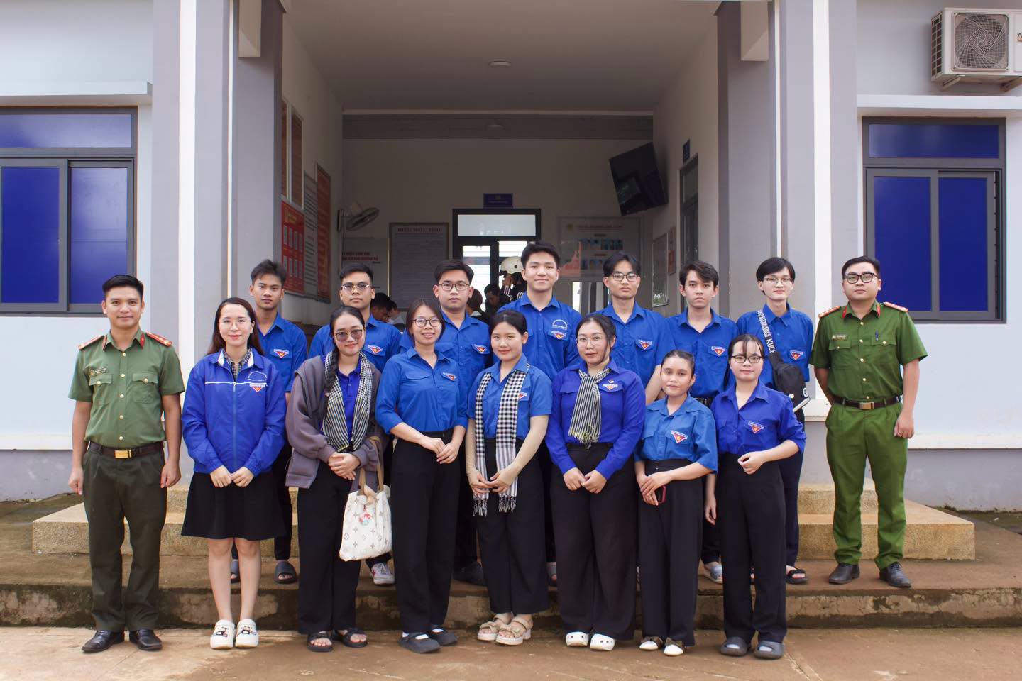 ĐỘI HÌNH "MÙA HÈ SỐ" HỖ TRỢ NGƯỜI DÂN XÃ ĐĂK Ơ TIẾP CẬN DỊCH VỤ CÔNG TRỰC TUYẾN