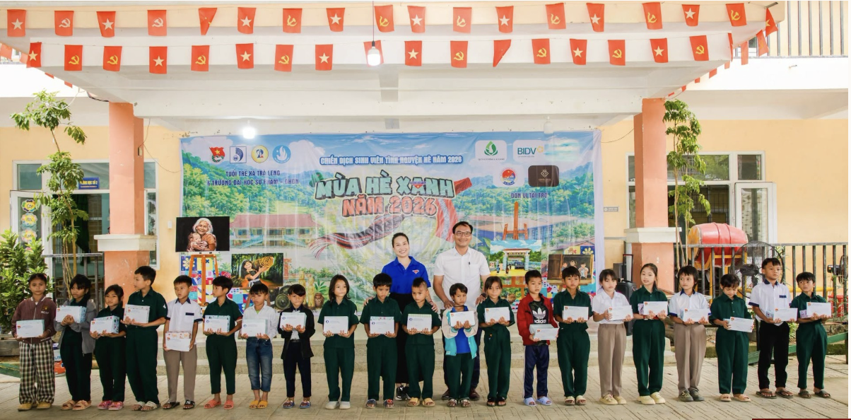 Đoàn Trường Đại học Sư phạm Đà Nẵng hỗ trợ xã Trà Leng hơn 270 triệu đồng trong Chiến dịch Mùa hè xanh 2026
