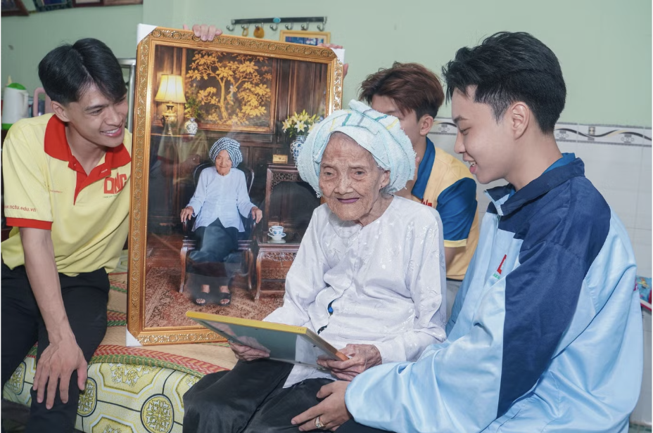 Sinh viên tình nguyện phục dựng ảnh liệt sĩ tại biên giới Đồng Tháp