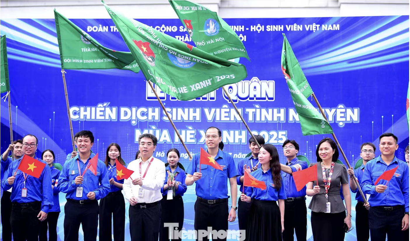 Chiến sĩ Mùa hè xanh Thủ đô tỏa về thôn bản dựng công trình, phủ tri thức số