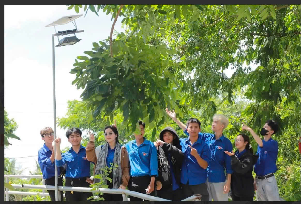 ĐỘI HÌNH THẮP SÁNG NHỮNG NHỊP CẦU QUÊ HƯƠNG TẠI XÃ TÂN HỘI
