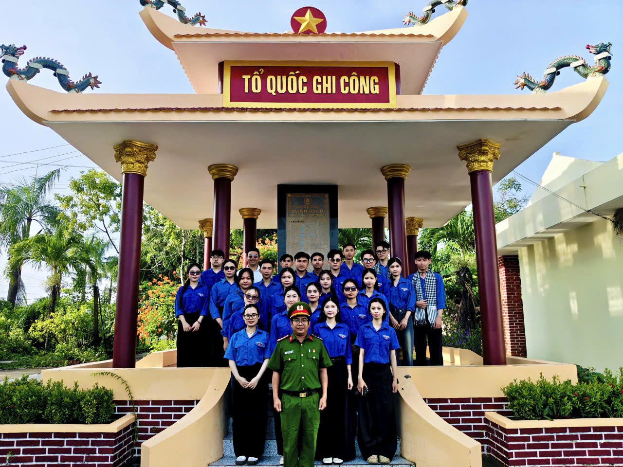DỌN DEP VÀ DÂN HƯƠNG TỔ QUỐC GHI CÔNG TẠI PHƯỜNG VĨNH TRẠCH