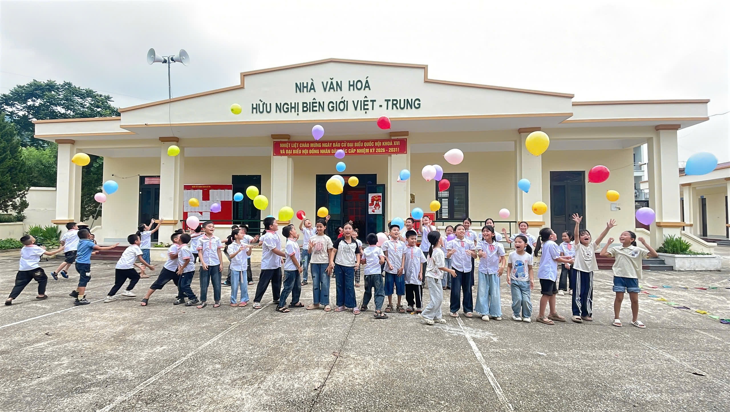 CAO ĐẲNG Y TẾ HÀ ĐÔNG MANG MÙA HÈ YÊU THƯƠNG ĐẾN VỚI THIẾU NHI BIÊN GIỚI XÃ MẪU SƠN