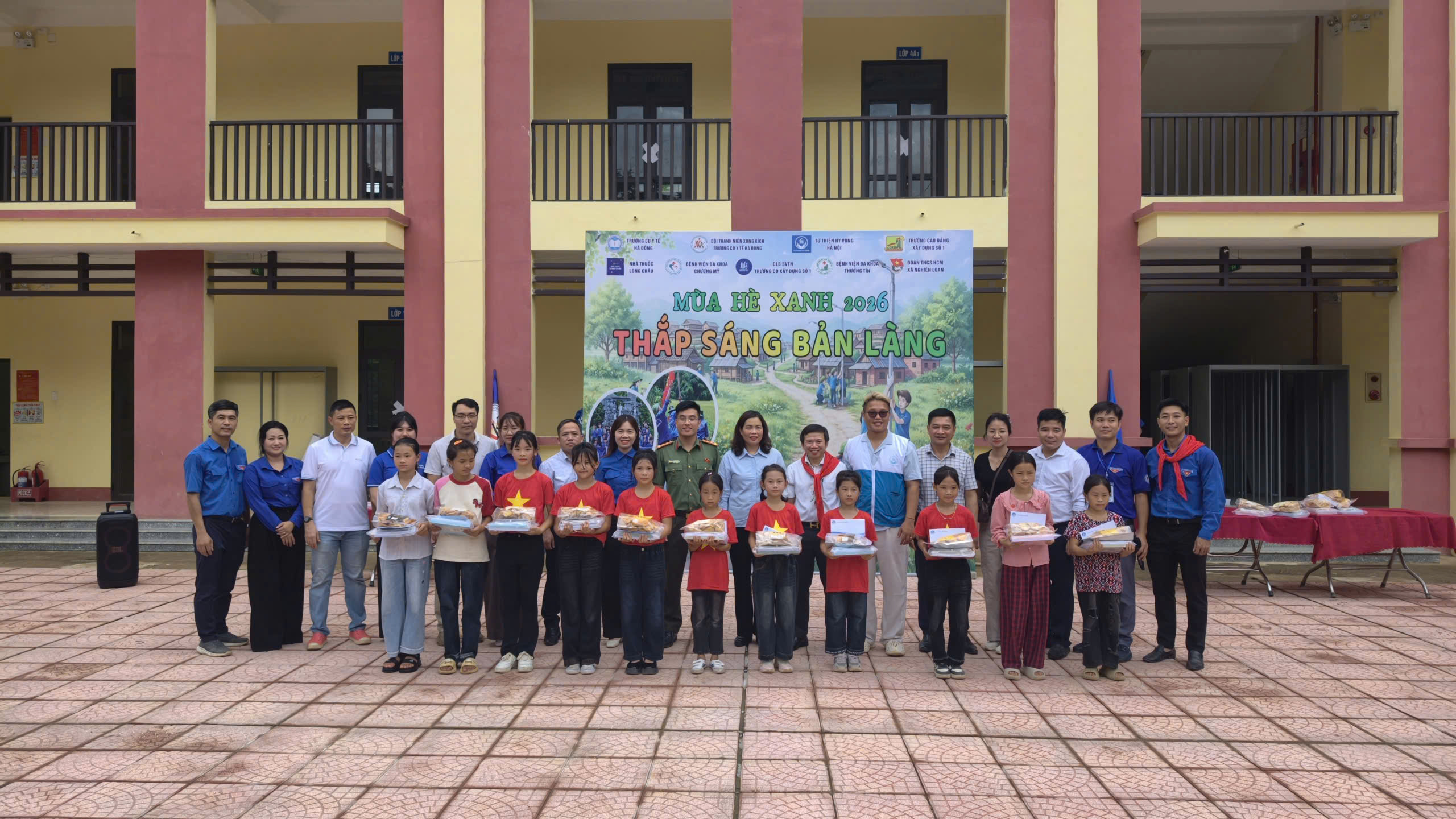 TRƯỜNG CAO ĐẲNG Y TẾ HÀ ĐÔNG - TẶNG QUÀ KHUYẾN HỌC CHO 50 HỌC SINH NGHÈO VƯỢT KHÓ