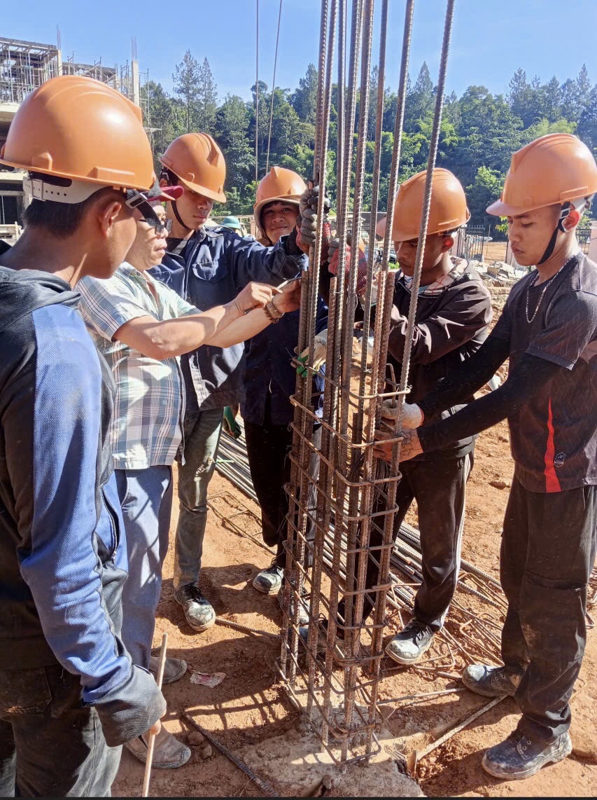 Đội hình mùa hè xanh Đoàn trường Cao đẳng Quảng Nam Triển khai đội hình tham gia hỗ trợ xây dựng tại Trường phổ thông nội trú liên cấp Tiểu học và THCS cơ sở Tây Giang