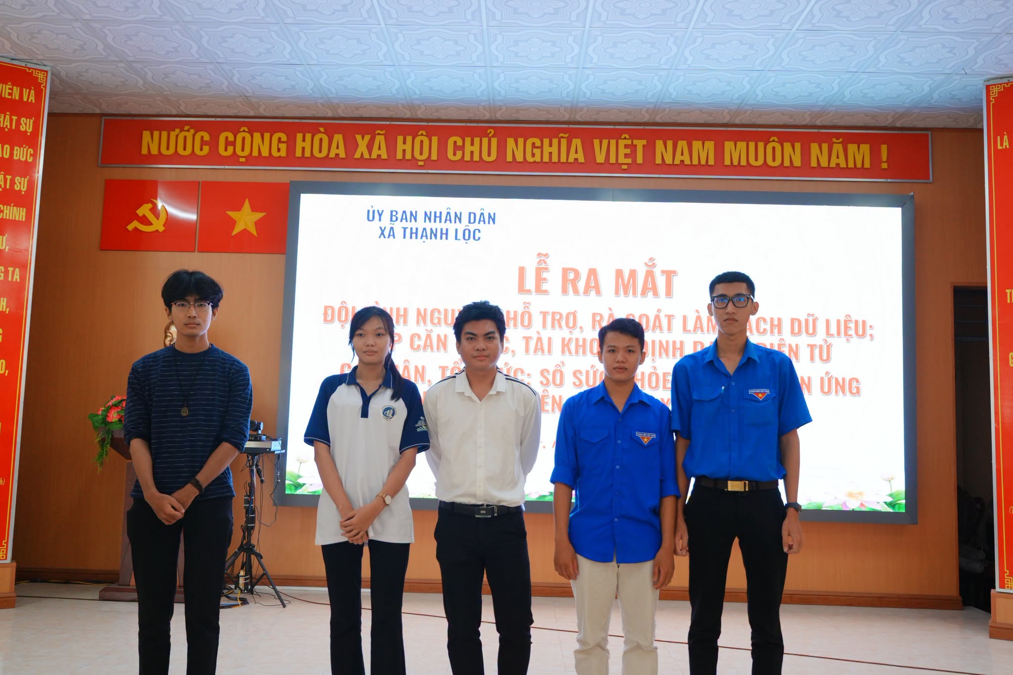 ĐỘI HÌNH TÌNH NGUYỆN HỖ TRỢ CHUYỂN ĐỔI SỐ TẠI XÃ THẠNH LỘC