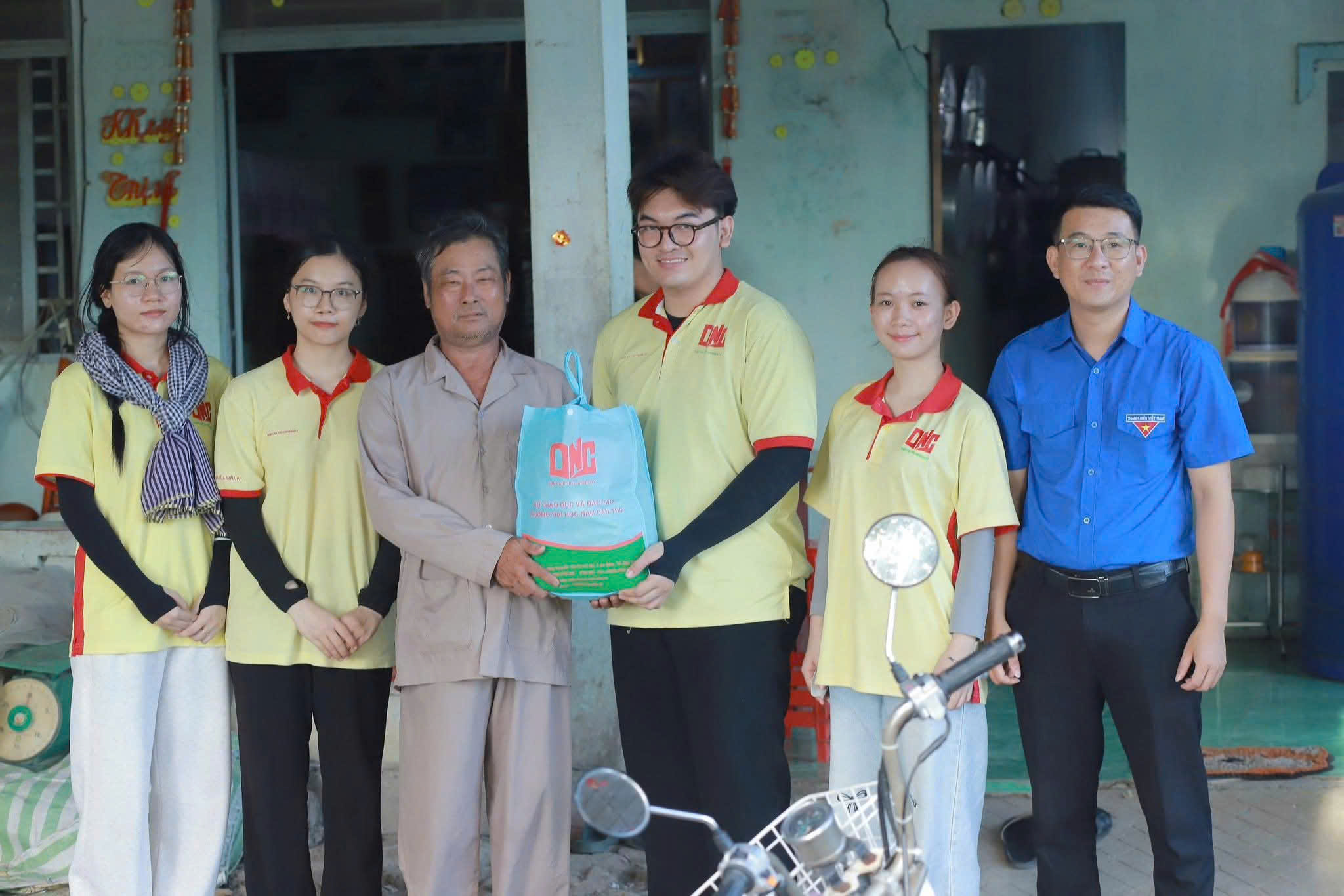 ĐỘI HÌNH TRI ÂN CÁC GIA ĐÌNH CÓ CÔNG VỚI CÁCH MẠNG VÀ HỖ TRỢ THANH NIÊN TRÊN ĐỊA BÀN XÃ TÂN HỘI