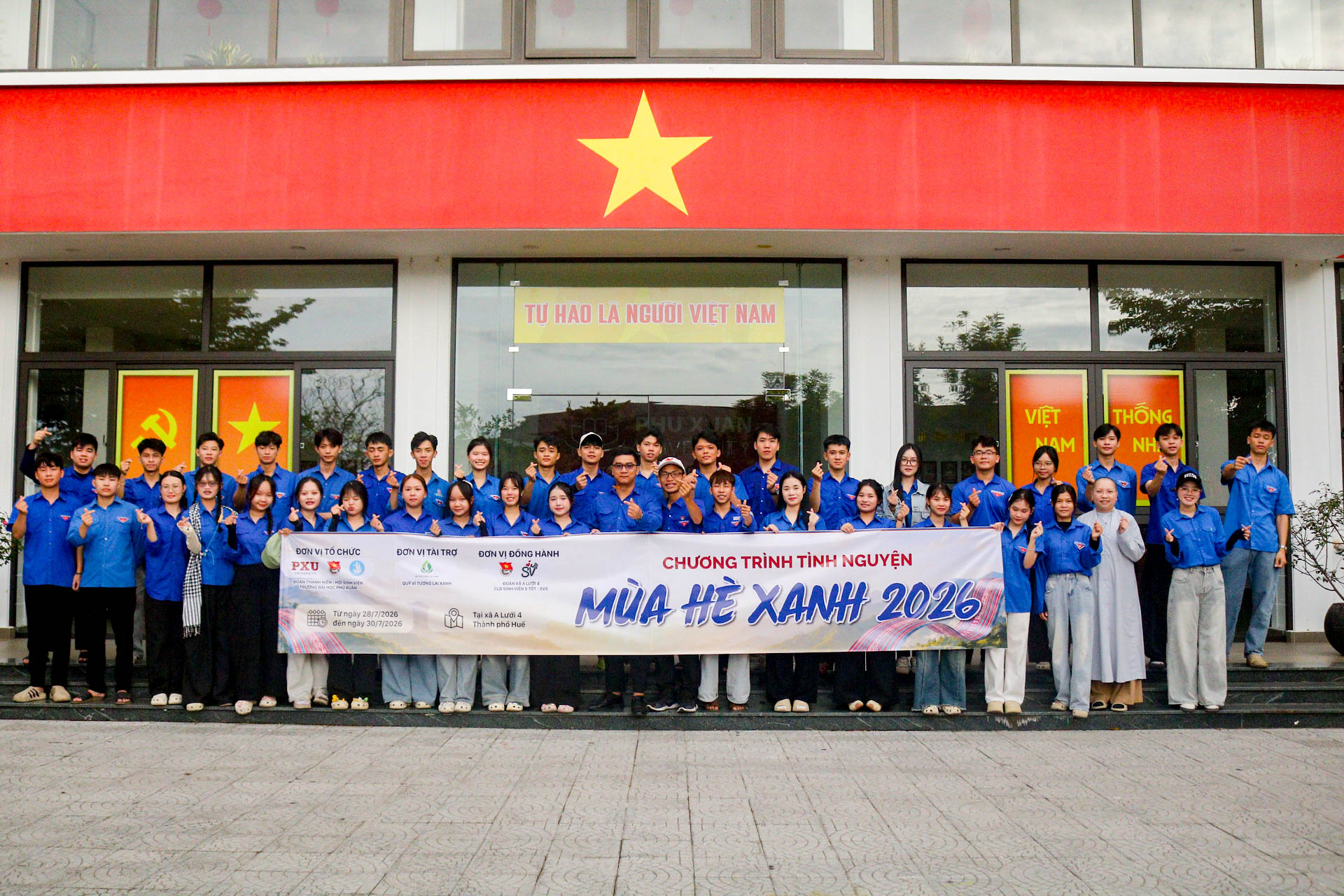 Đội hình sinh viên tình nguyện chương trình "Thắp sáng biên cương" Trường Đại học Phú Xuân