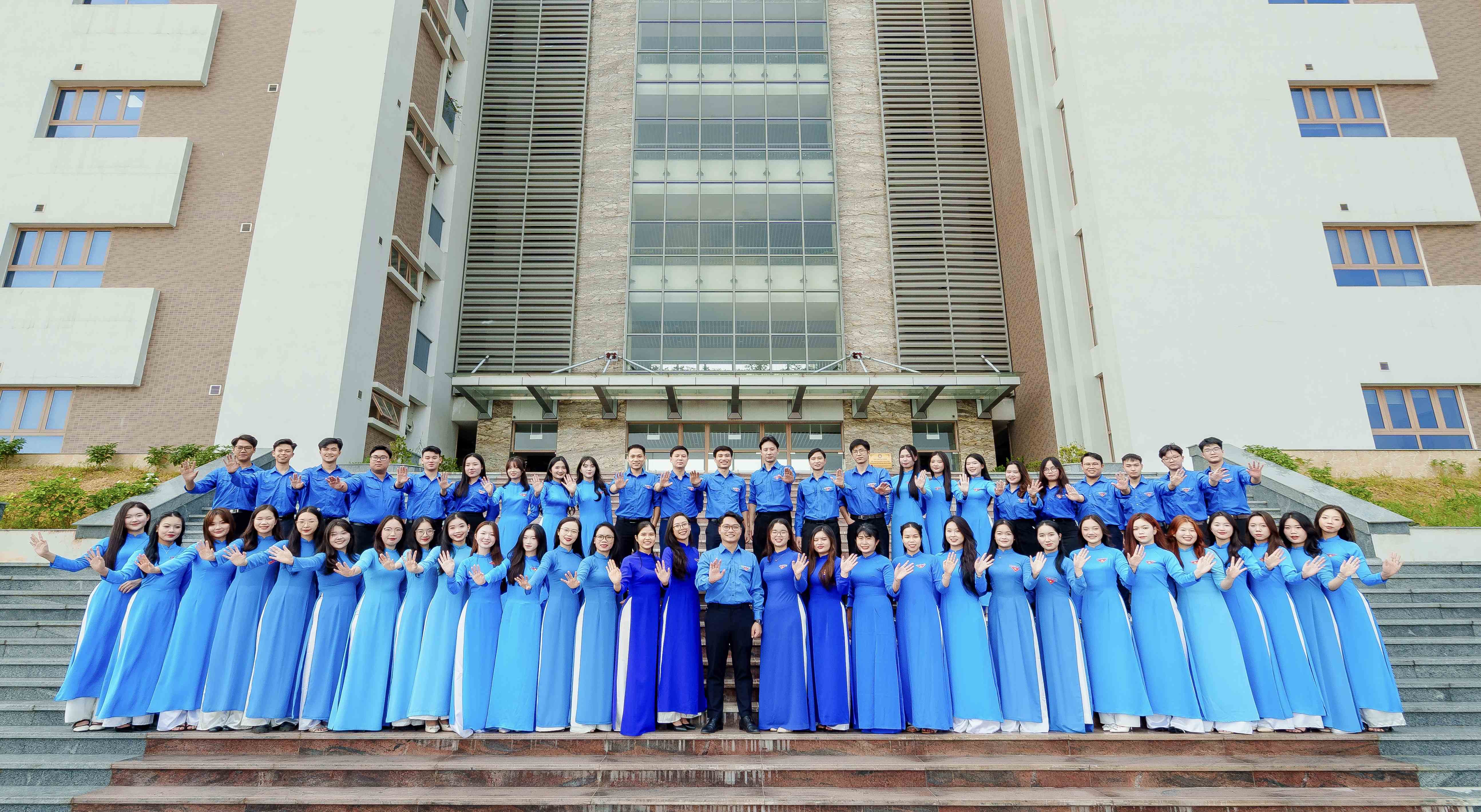 Đội hình tình nguyện Đoàn Thanh niên Học viện Tài chính