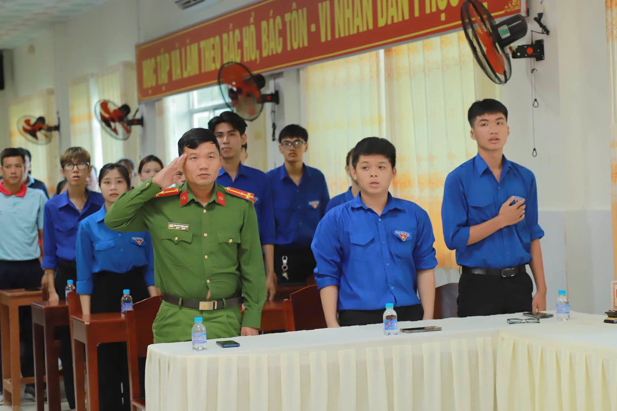 ĐỘI HÌNH MÙA HÈ XANH THAM GIA TUYÊN TRUYỀN PHÒNG CHỐNG MA TÚY TẠI XÃ TÂN HỘI