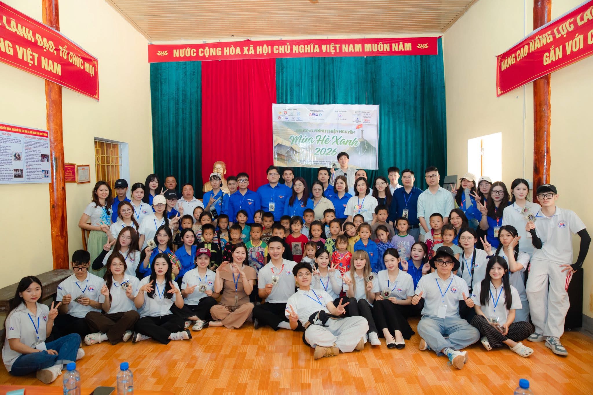 Đội hình Thiện nguyện sắc màu - Học viện Hành chính và Quản trị công