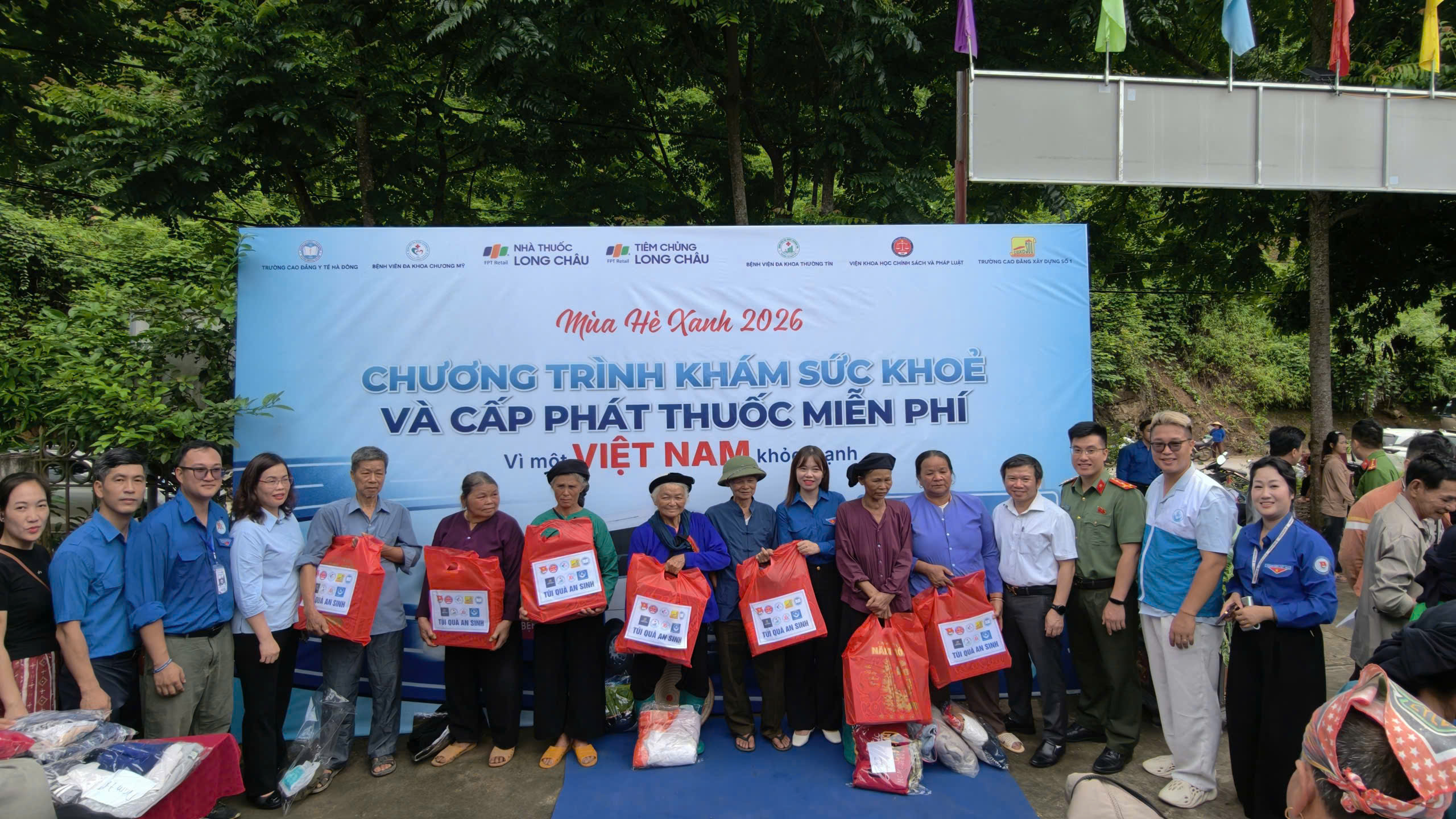 TRƯỜNG CAO ĐẲNG Y TẾ HÀ ĐÔNG - TẶNG QUÀ AN SINH CHO 100 HỘ NGHÈO