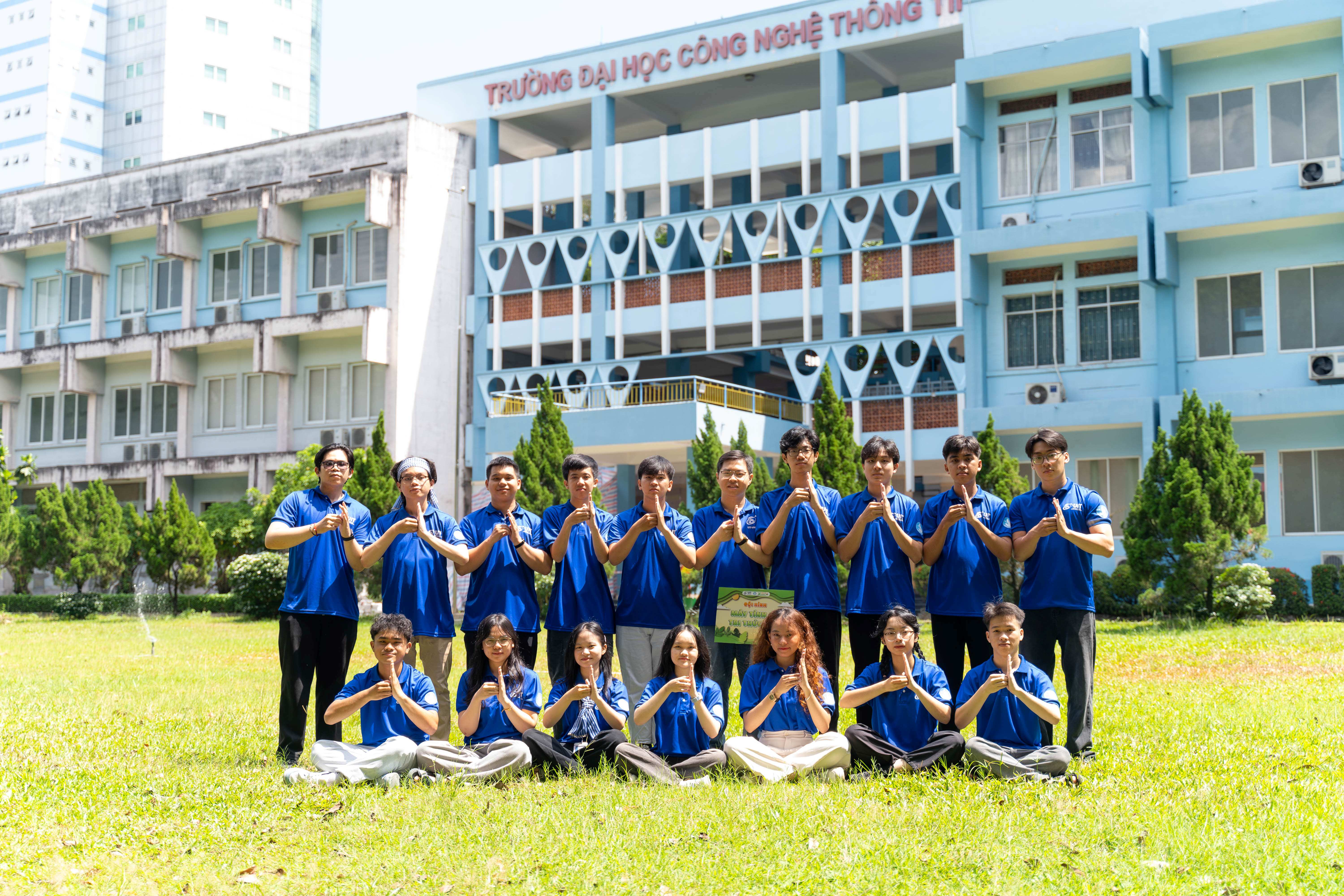 Đội hình Máy tính cũ - Tri thức mới - UIT