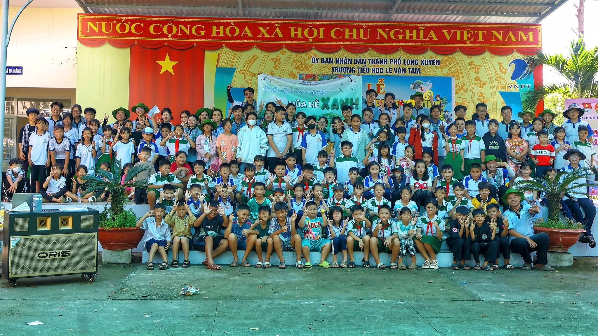 Đội hình Mùa hè xanh Chi hội sinh viên Long Xuyên