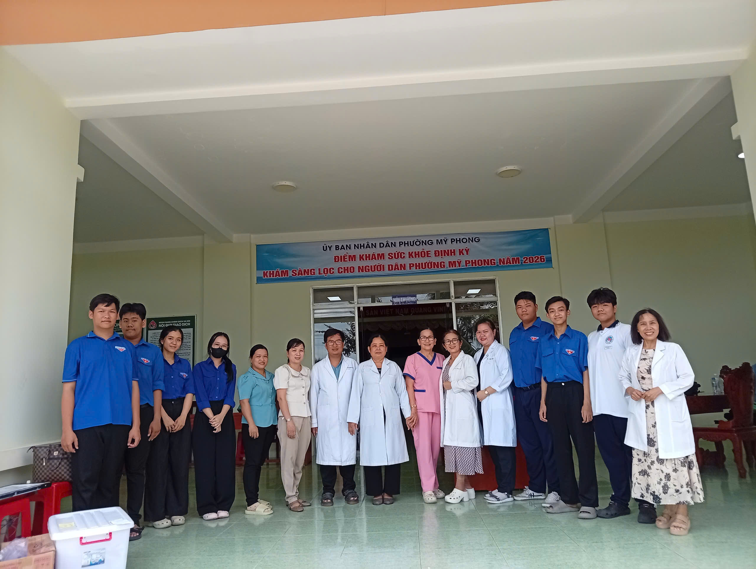 Đội hình mùa hè xanh Trường Cao đẳng Y tế Tiền Giang hỗ trợ khám sức khỏe toàn dân