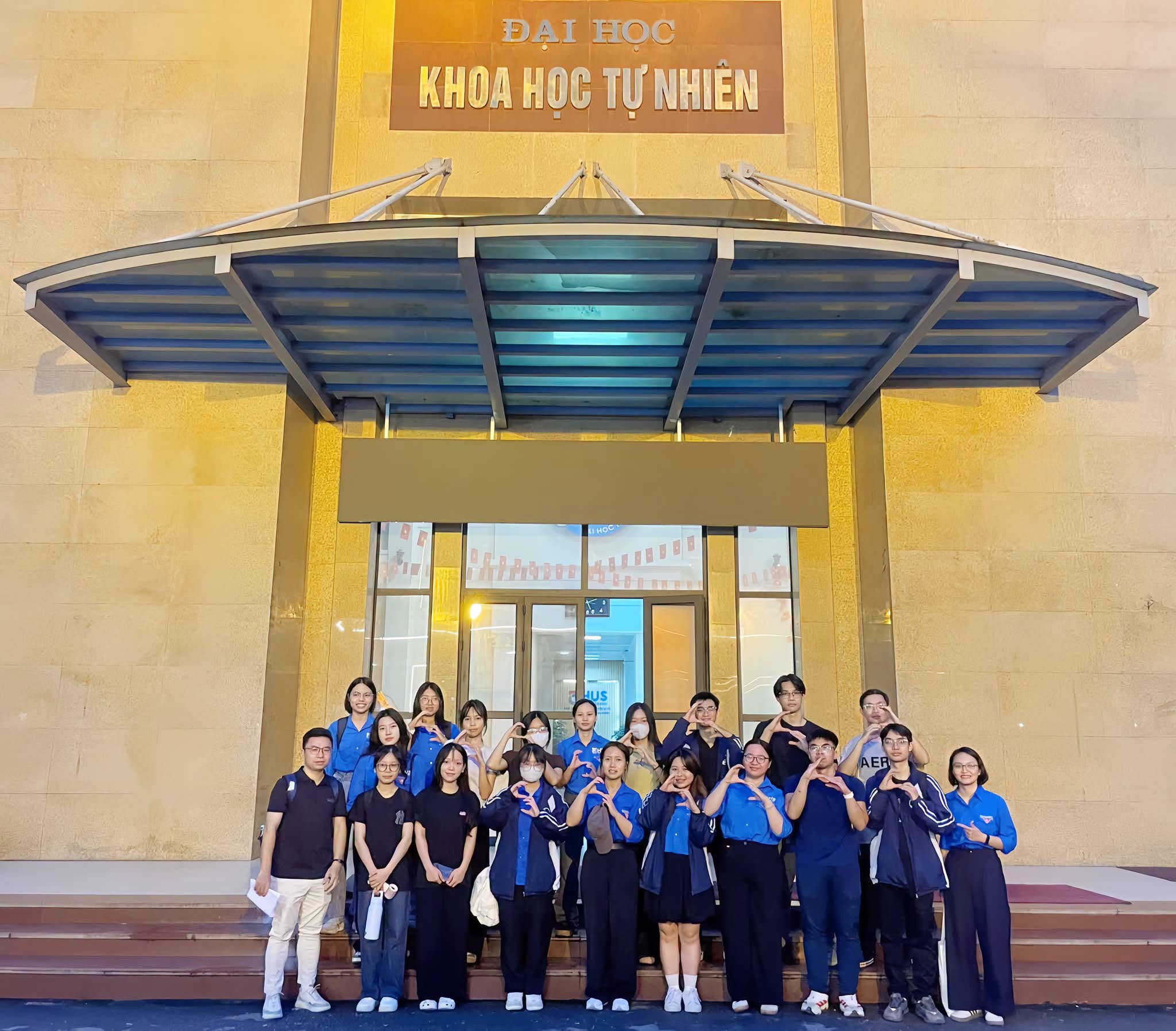 Đội hình Liên Chi đoàn - Liên Chi hội Khoa Sinh học
