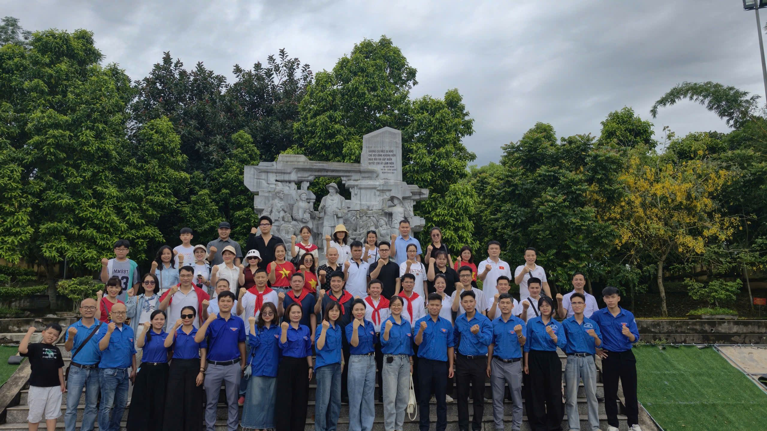 TRƯỜNG CAO ĐẲNG Y TẾ HÀ ĐÔNG - DÂNG HƯƠNG TẠI ĐÀI TƯỞNG NIỆM NÀ TU