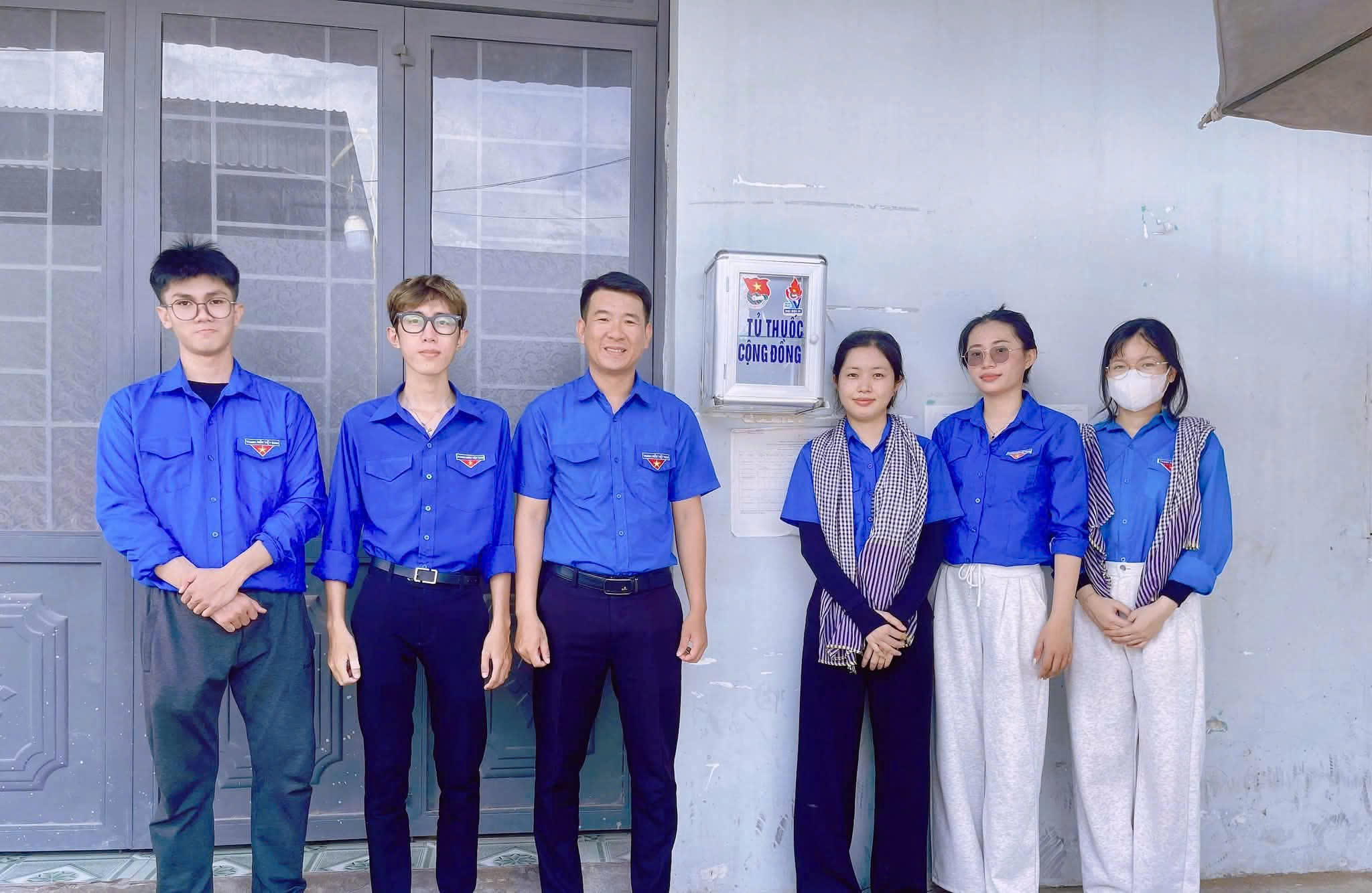 ĐỘI HÌNH THỰC HIỆN MÔ HÌNH "TỦ THUỐC CÔNG CỘNG" TẠI XÃ TÂN HỘI