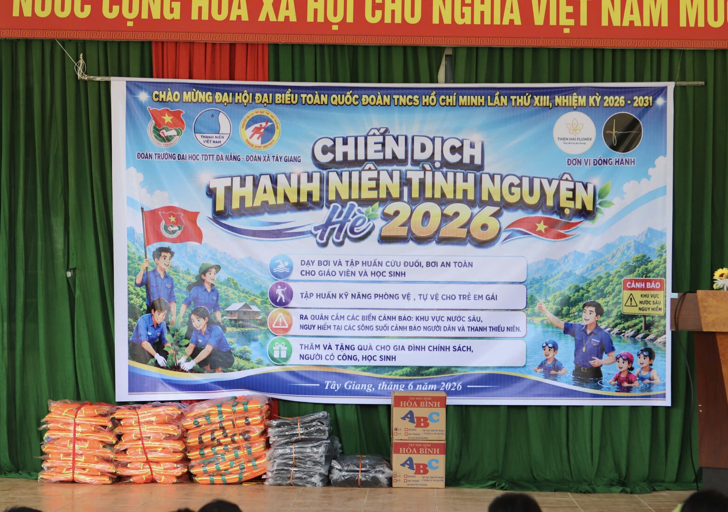 Đội sinh viên tình nguyện hè Trường Đại học TDTT Đà Nẵng