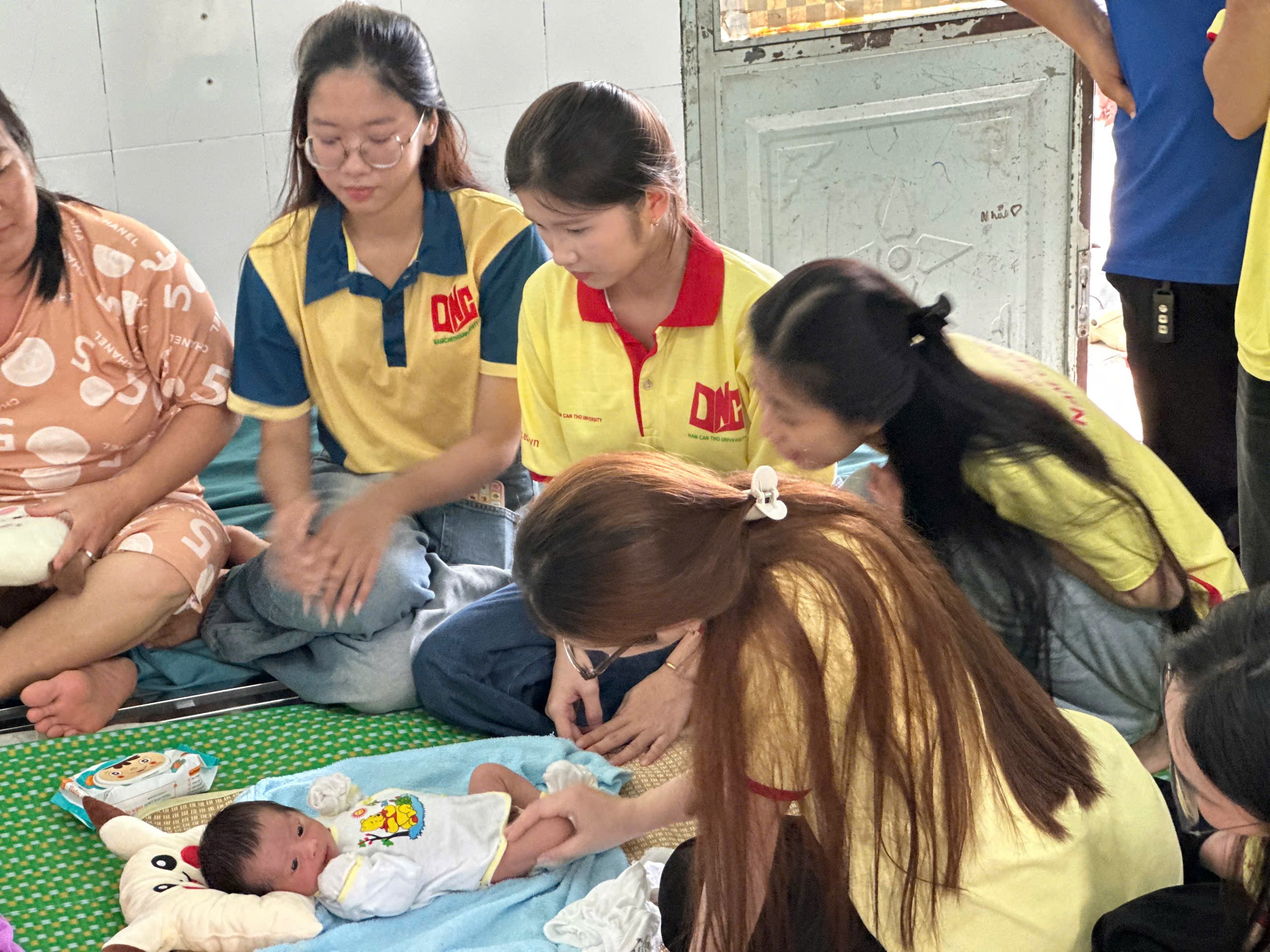 NẤU ĂN CHO CÁC BỆNH NHÂN TÂM THẦN VÀ TRẺ EM MỒ CÔI TRÊN KHÔNG GIANG MẠNG