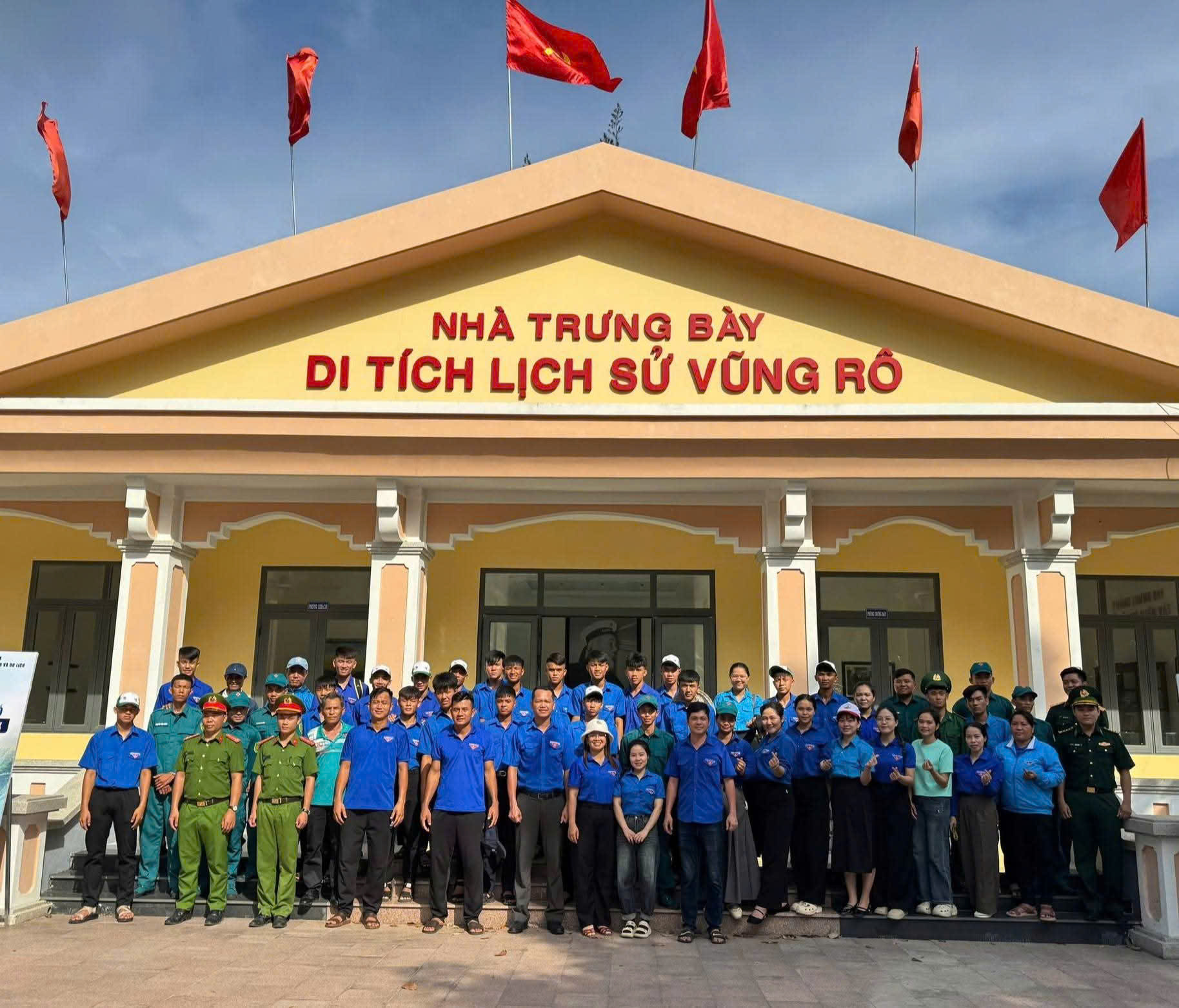 Đội hình tình nguyện xã Hòa Xuân