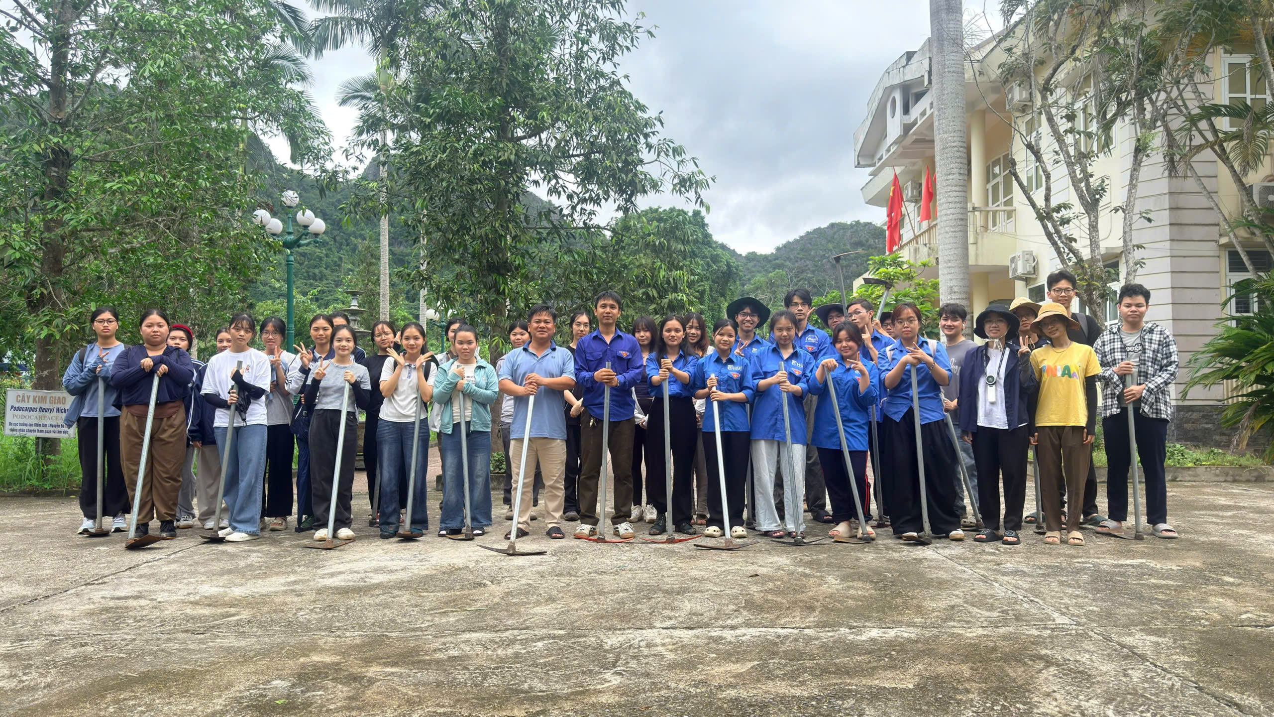 Đội hình Liên Chi đoàn - Liên Chi hội Khoa Sinh học tại Cát Bà