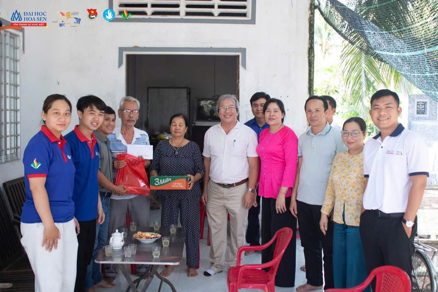 ĐẢNG ỦY, BAN GIÁM HIỆU ĐẾN THĂM, TẶNG QUÀ GIA ĐÌNH CHÍNH SÁCH