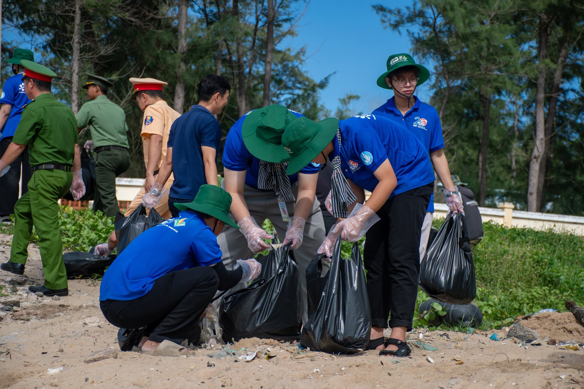 Vệ sinh, thu gom rác tại bờ kè Phước Hải