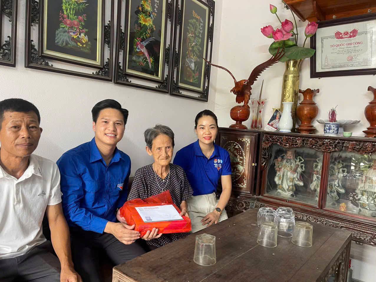 ĐOÀN THANH NIÊN TRƯỜNG ĐẠI HỌC LÂM NGHIỆP GHÉ THĂM VÀ TẶNG QUÀ GIA ĐÌNH CHÍNH SÁCH NHÂN DỊP KỶ NIỆM 79 NĂM NGÀY THƯƠNG BINH LIỆT SỸ