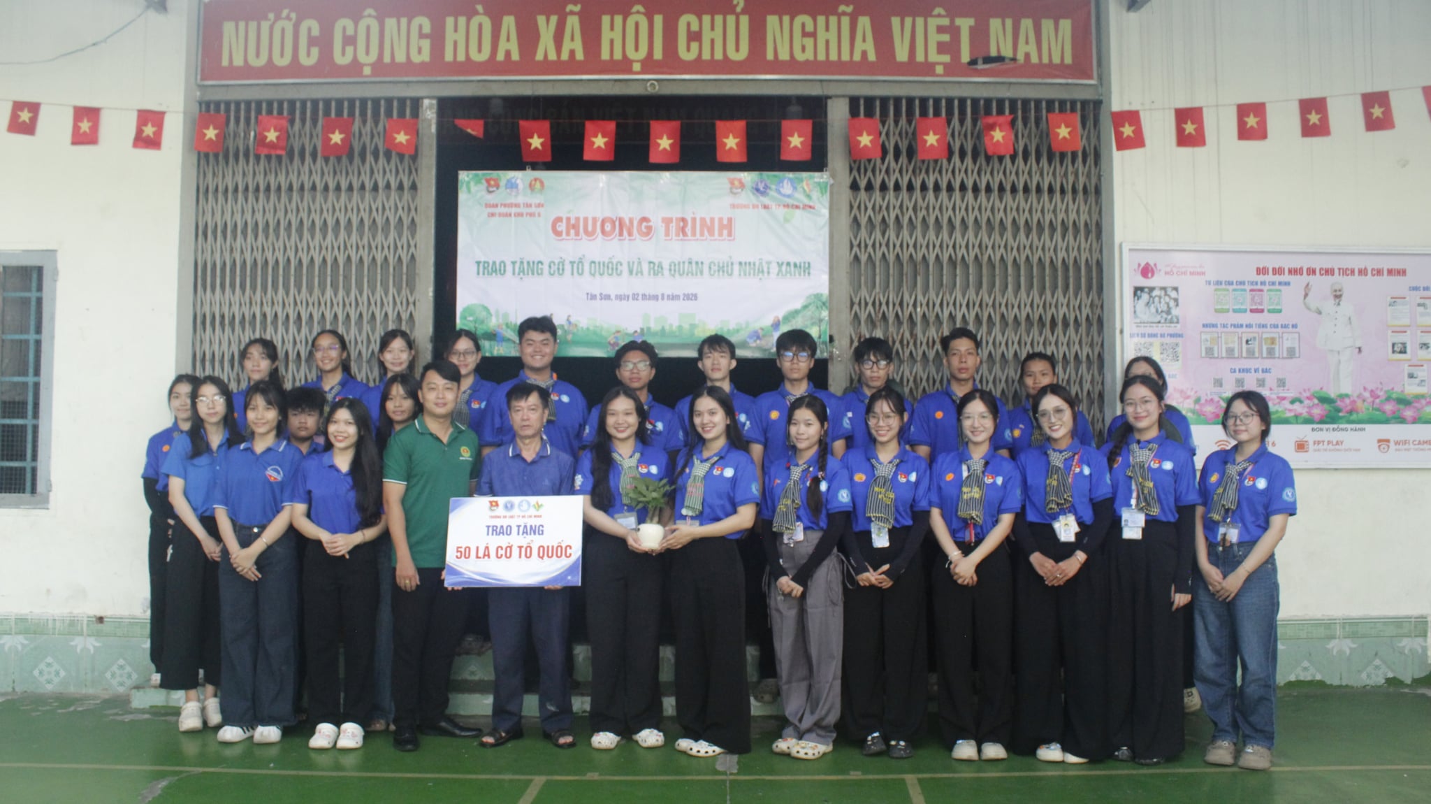 Hoạt động Trao tặng cờ Tổ quốc tại phường Tân Sơn, TP. HCM