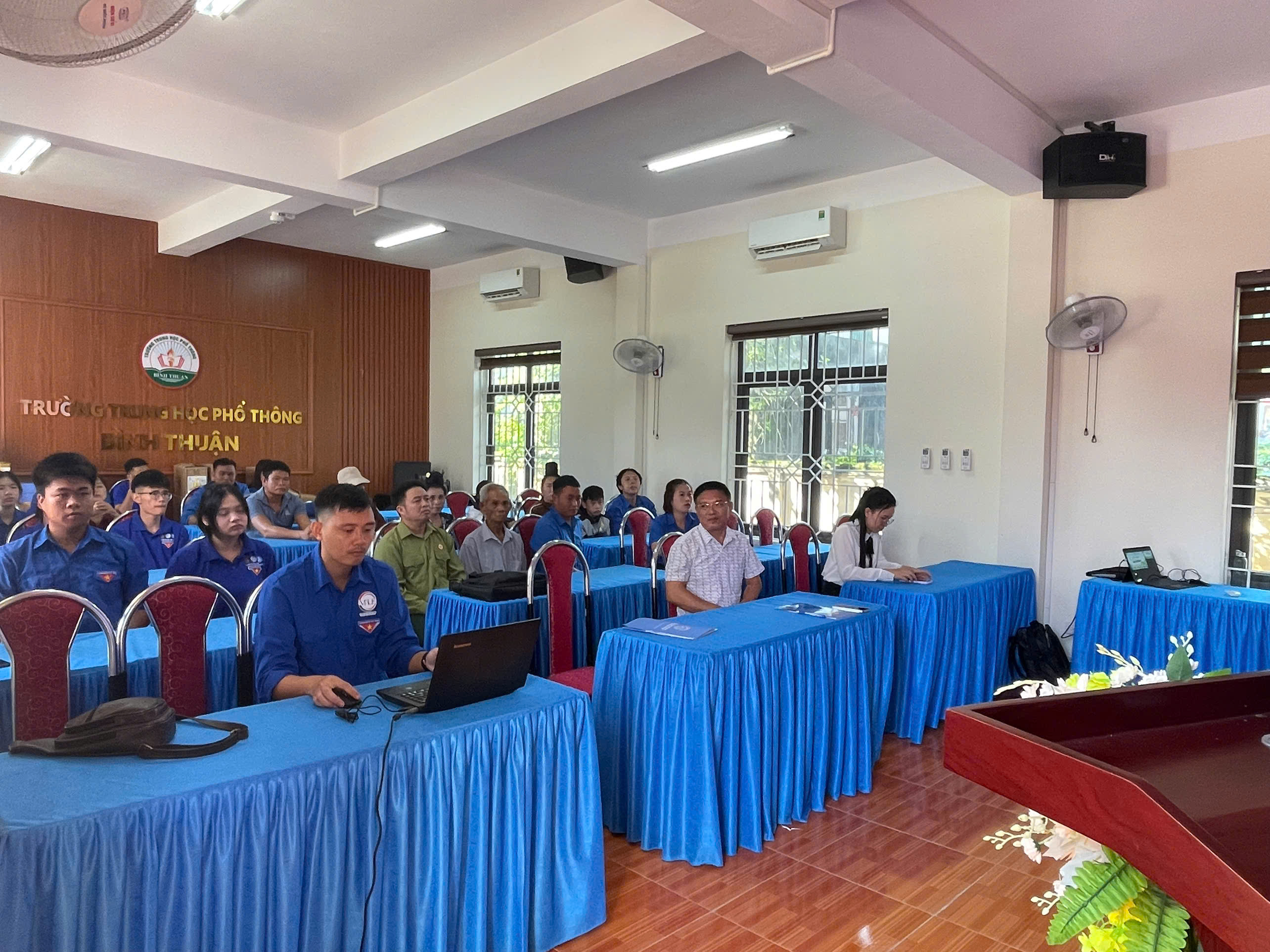 ĐỘI HÌNH TÌNH NGUYỆN MÙA HÈ XANH TRƯỜNG ĐẠI HỌC LÂM NGHIỆP ĐỒNG HÀNH CÙNG XÃ BÌNH THUẬN TRONG CÔNG TÁC ĐO ĐẠC, LẬP HỒ SƠ ĐỊA CHÍNH VÀ XÂY DỰNG CƠ SỞ DỮ LIỆU ĐẤT ĐAI