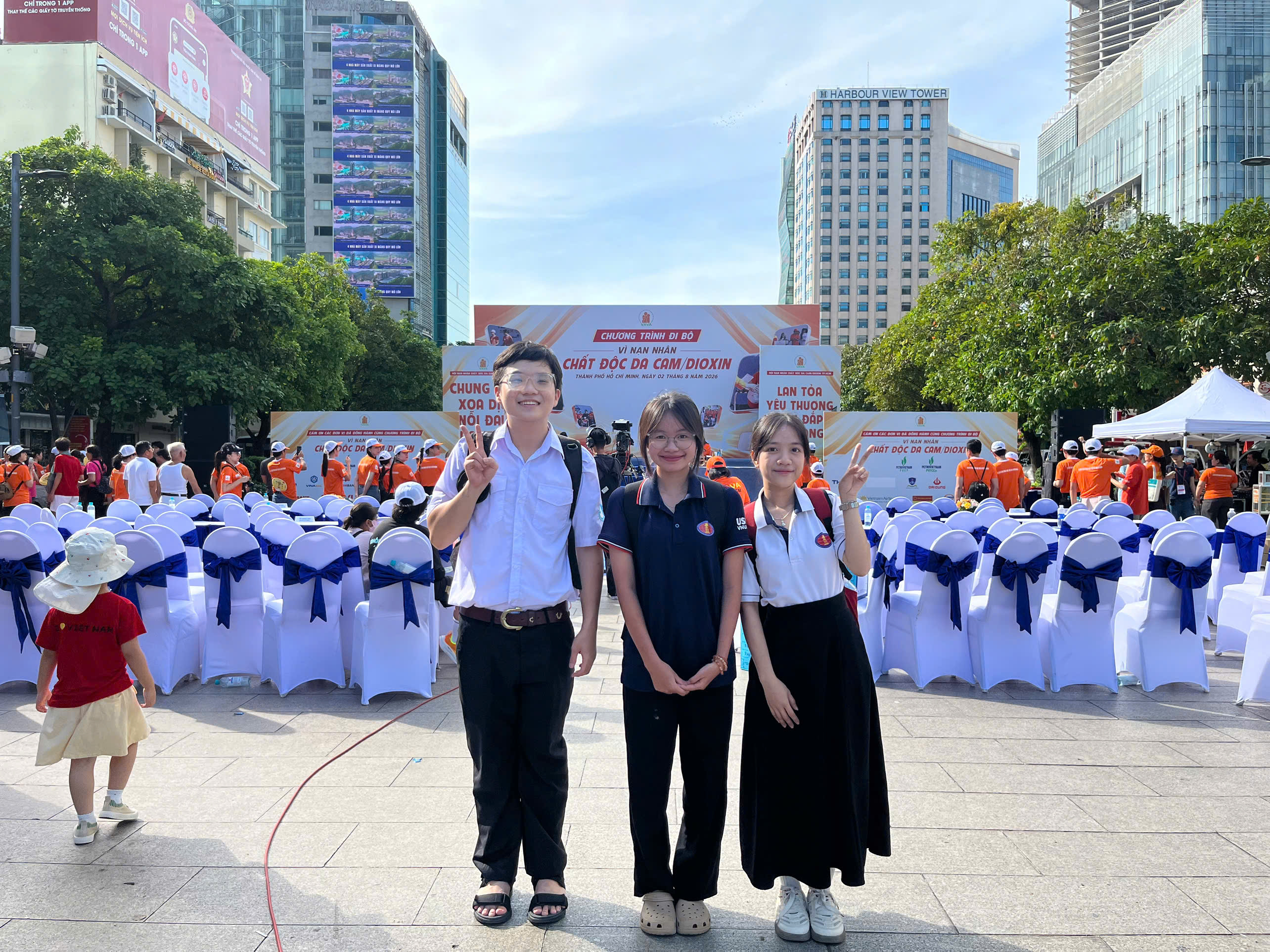 Tham dự Chương trình đi bộ đông hành "Vì nạn nhân chât độc da cam/dioxin.