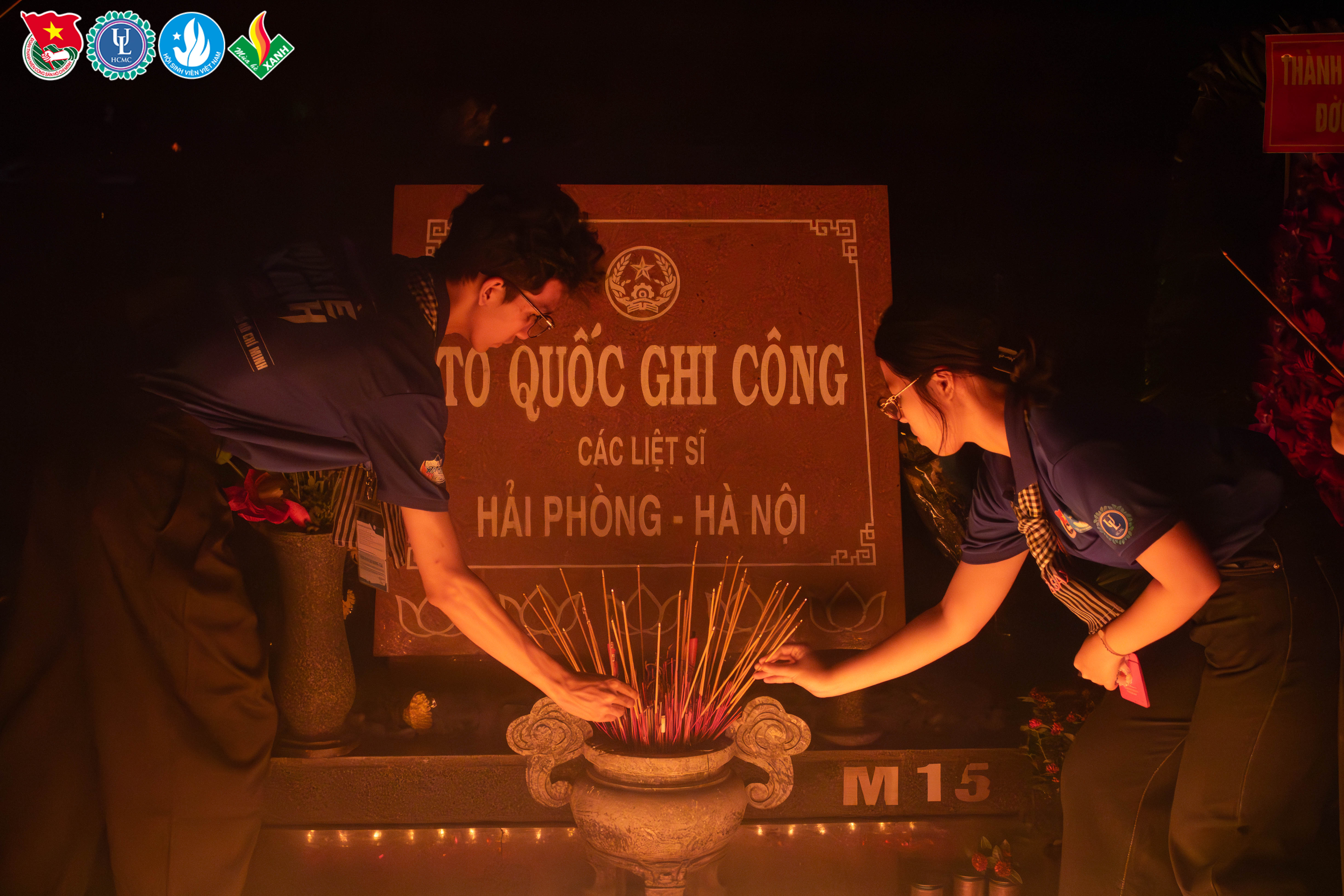 Dâng hương tại Nghĩa trang Liệt sĩ TP. Hồ Chí Minh