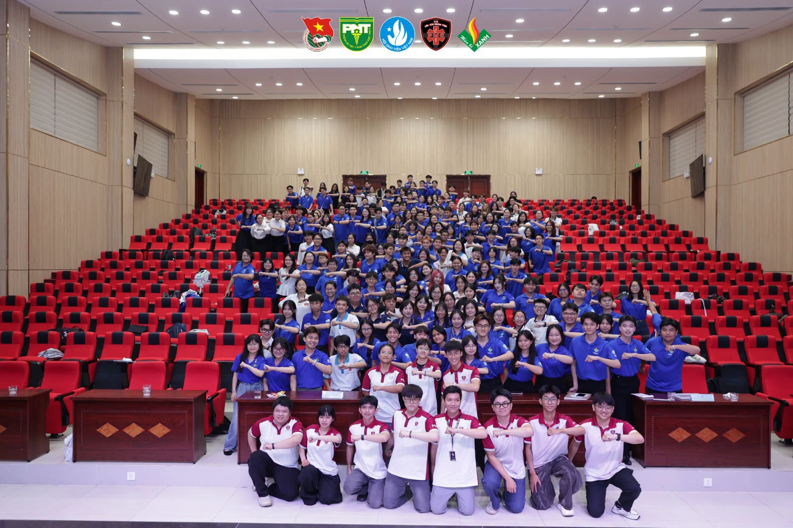 Đội hình Truyền thông giáo dục sức khỏe (CLB Cấp cứu Ngoại viện) phối hợp cùng Ban Chấp hành Đoàn trường Đại học Khoa học xã hội và Nhân văn - ĐHQG.HCM tổ chức Chương trình “Trao đổi kiến thức Sơ Cấp cứu”