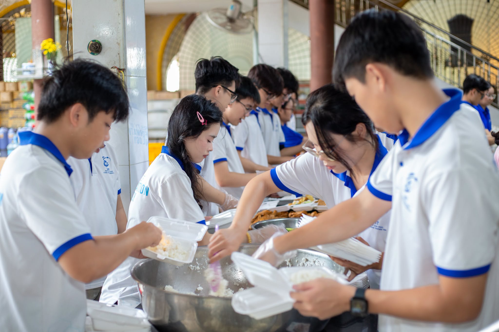 HOẠT ĐỘNG HỖ TRỢ NẤU ĂN VÀ PHÁT CƠM TỪ THIỆN
