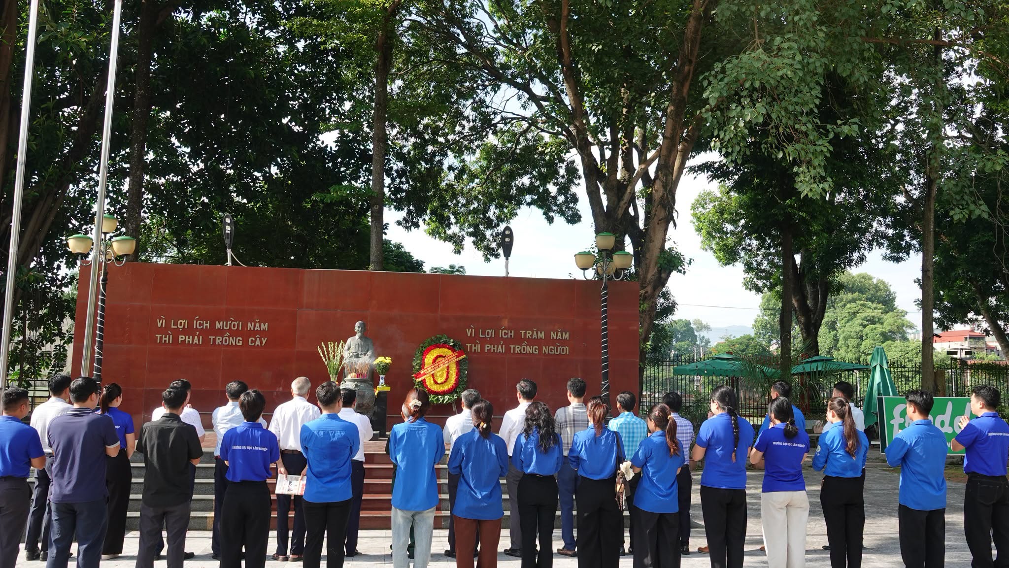 Dâng hương tượng đài Bác nhân dịp Kỷ niệm 79 năm Ngày Thương binh - Liệt sĩ