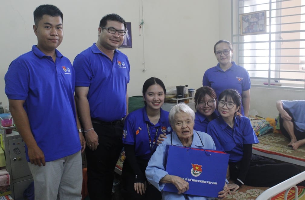 Tặng quà, thăm hỏi ông bà ở trung tâm bảo trợ tàn tật phường Hiệp Bình, TP. HCM