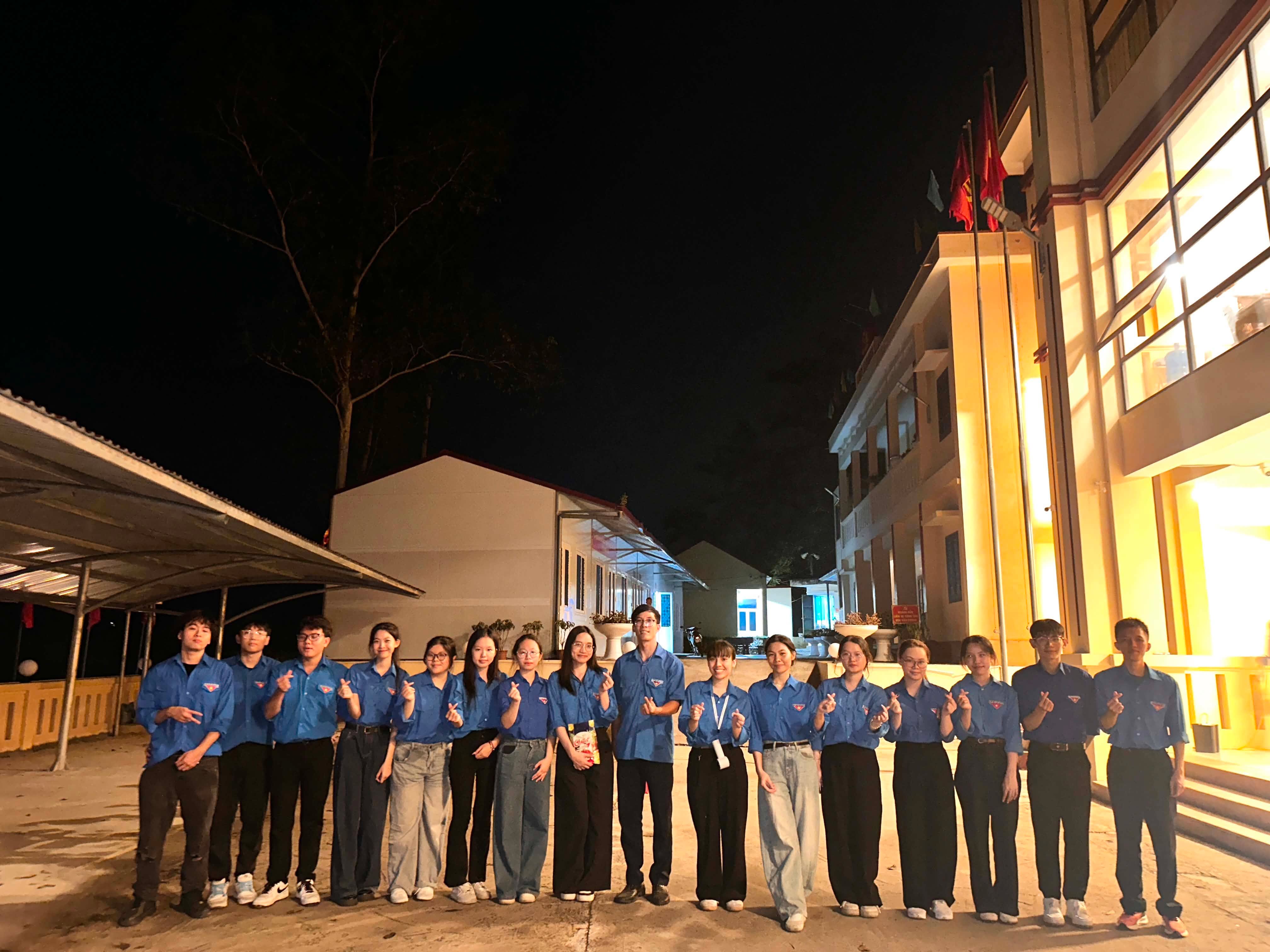 TUỔI TRẺ HỌC VIỆN NGÂN HÀNG THẮP NÉN TRI ÂN CÁC VỊ ANH HÙNG, LIỆT SĨ TẠI NGHĨA TRANG LIỆT SĨ XÃ QUAN SƠN