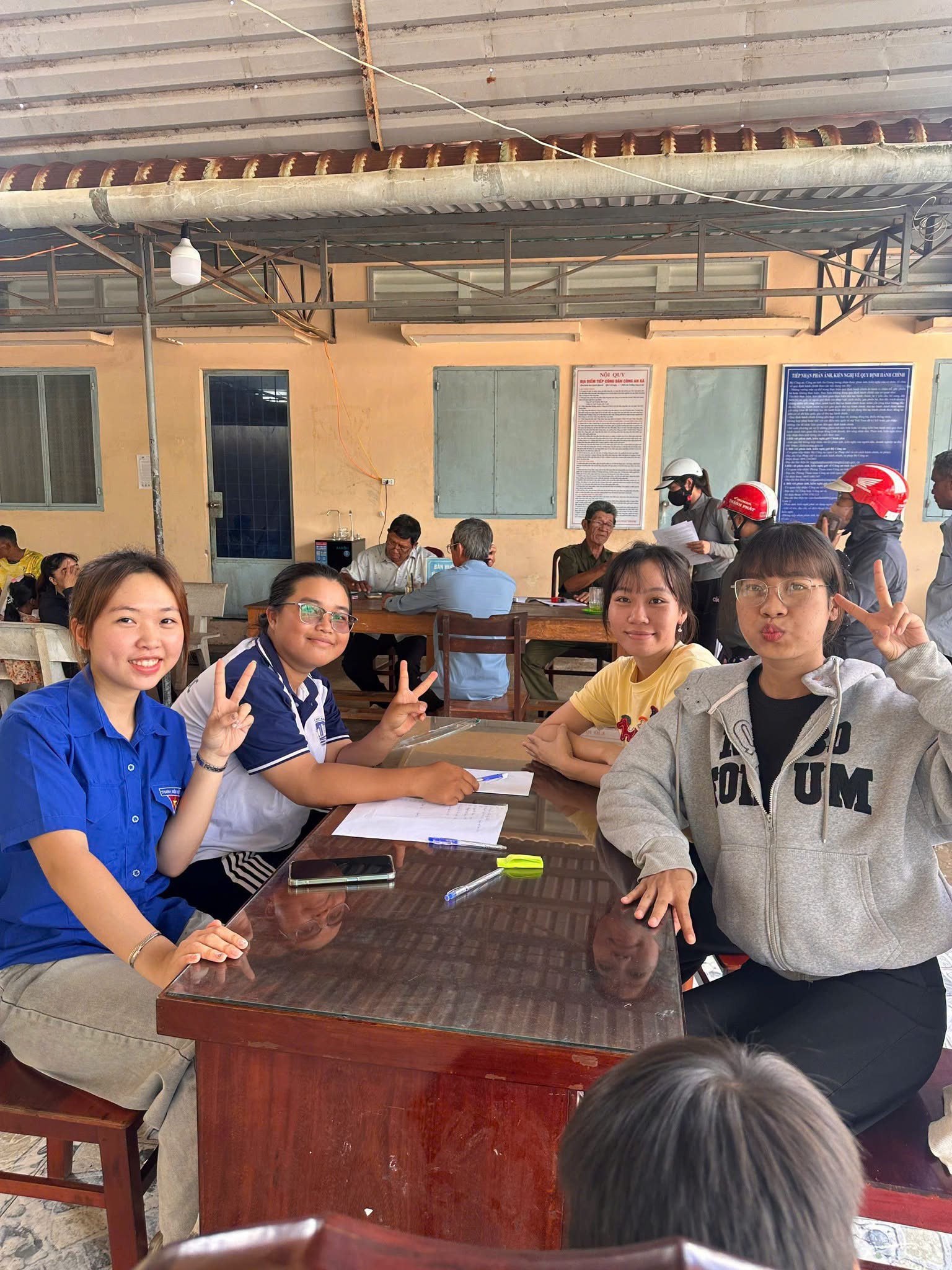 TUỔI TRẺ ĐẠI HỌC KIÊN GIANG CHUNG TAY HỖ TRỢ CHUYỂN ĐỔI SỐ TẠI XÃ CHÂU THÀNH