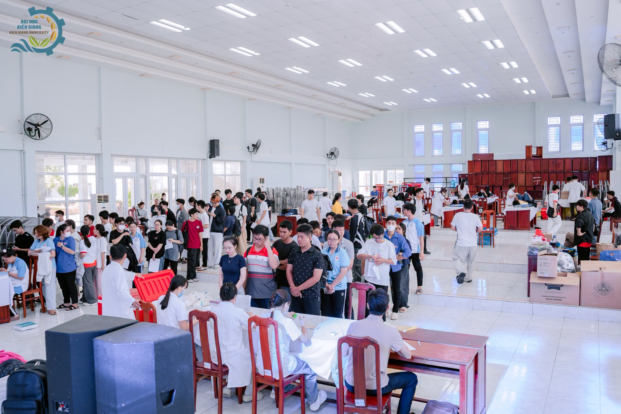 NHỮNG GIỌT MÁU HỒNG – TRAO HY VỌNG, GỬI YÊU THƯƠNG