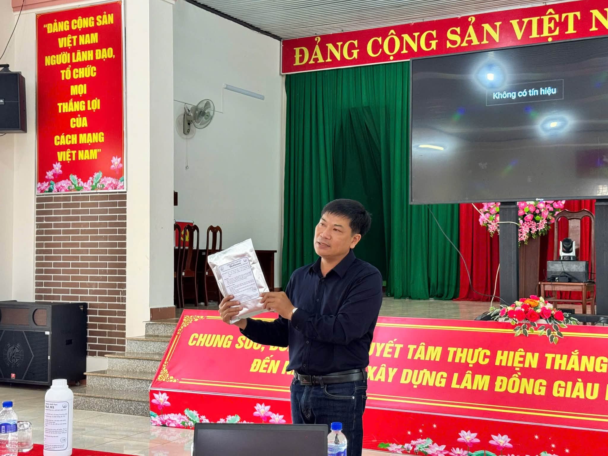 Chuyển giao công nghệ ủ phân cho cây mác ca
