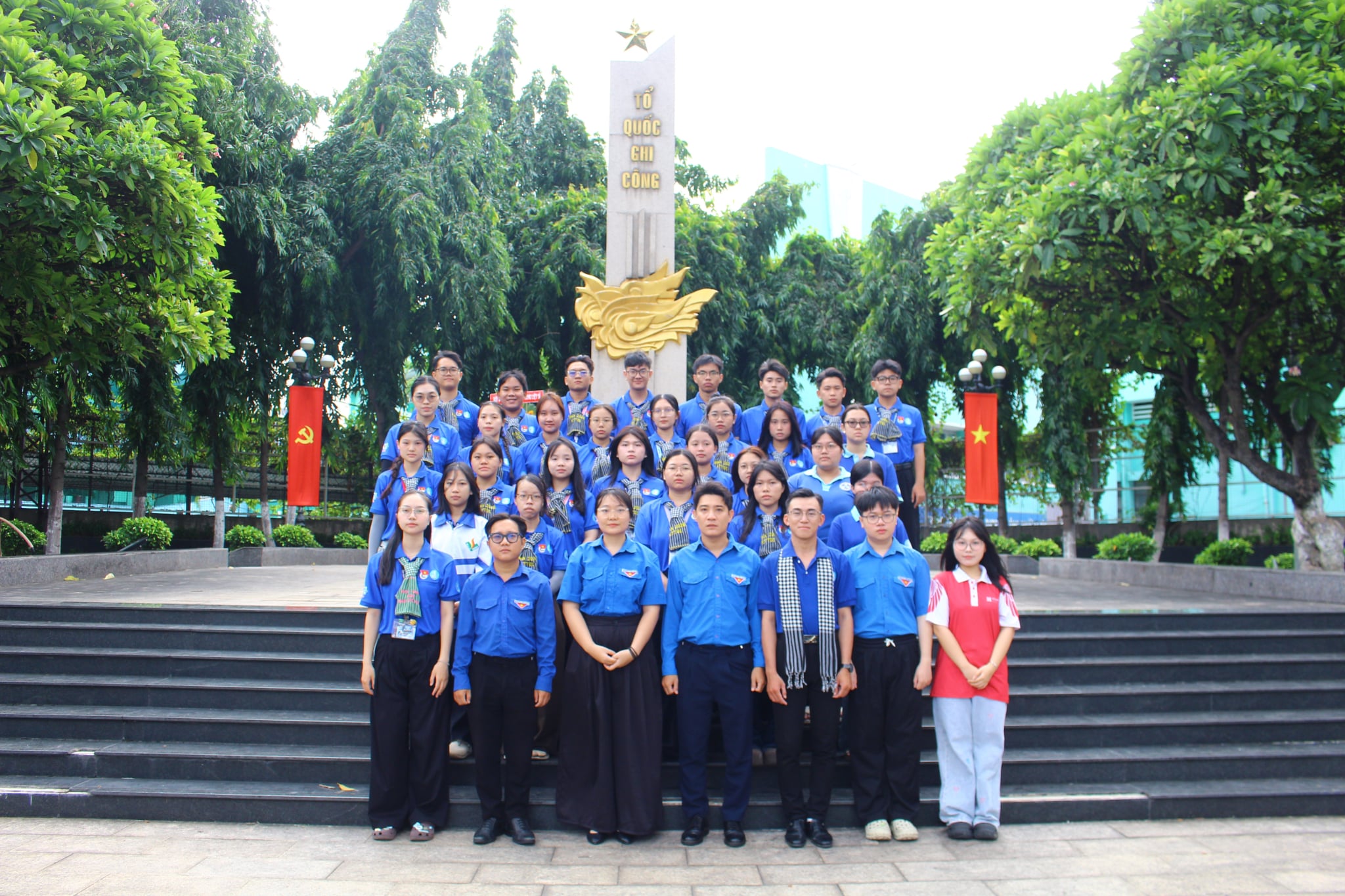 Dâng hương tại đài tưởng niệm phường Bình Thạnh, Thành phố Hồ Chí Minh