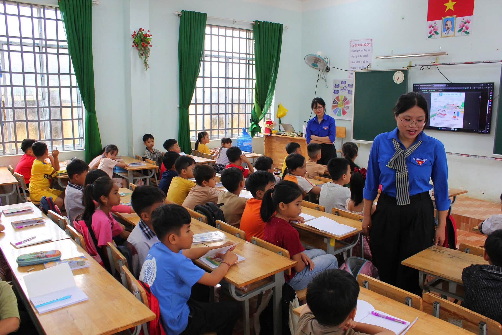 LỚP HỌC "GIA SƯ ÁO XANH"