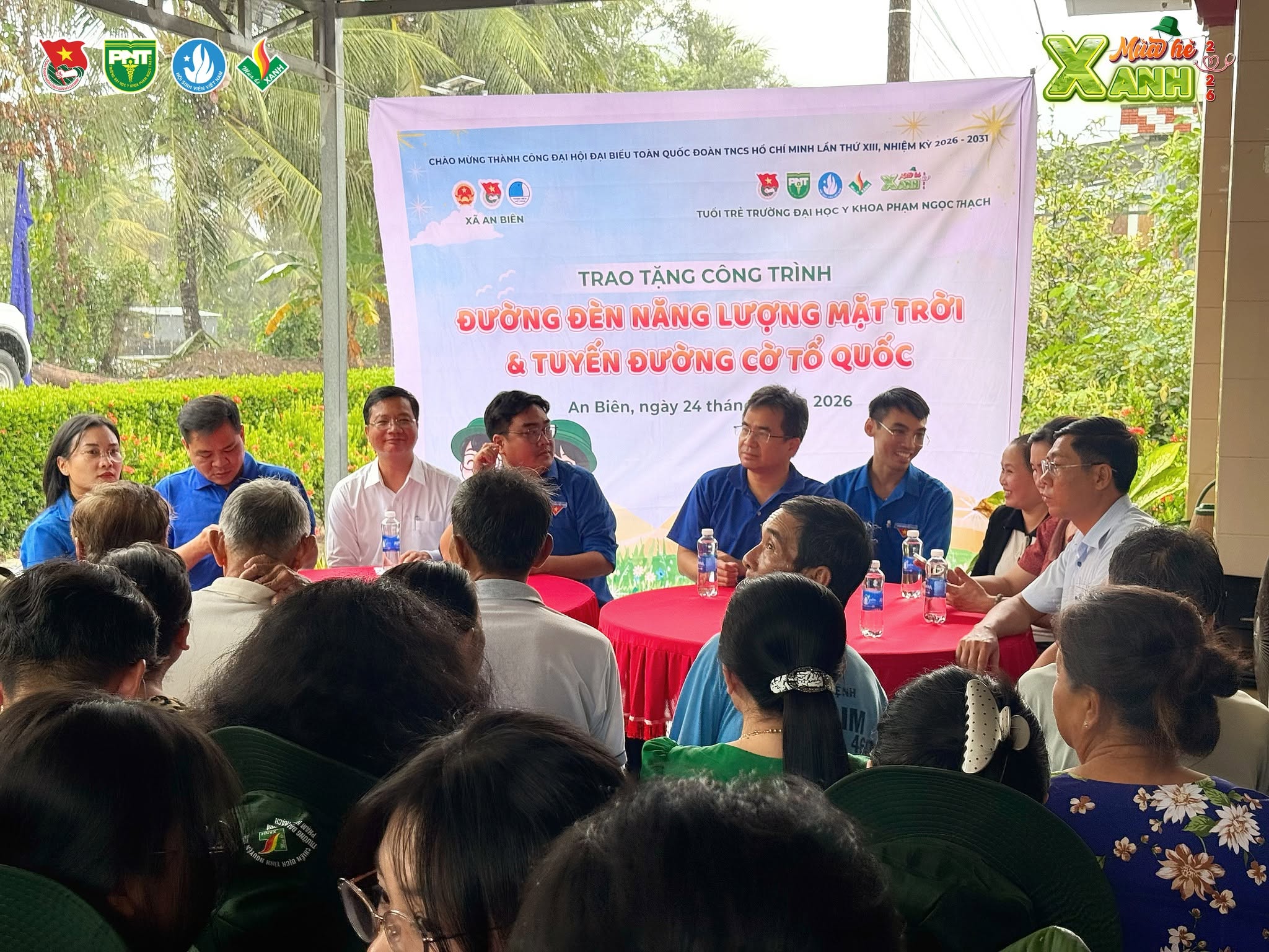 Đội hình thường trực xã An Biên bàn giao công trình thắp sáng đường quê và đường cờ Tổ quốc tại xã An Biên, tỉnh An Giang