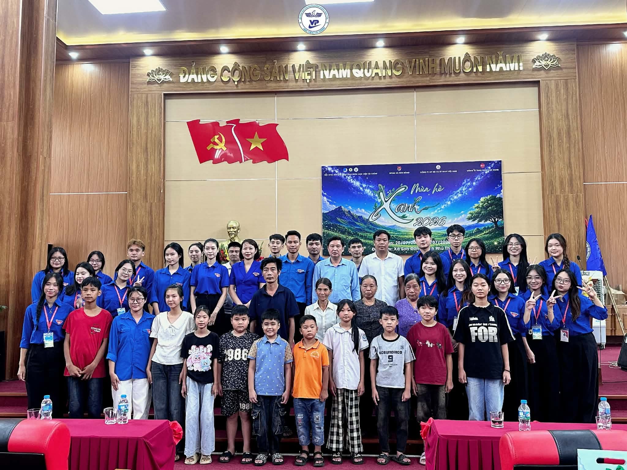 Tuổi trẻ Vĩnh Phúc - Học viện Tài chính thắp sáng nghĩa trang liệt sĩ Cao Phong bằng công trình "Ánh sáng tri ân"